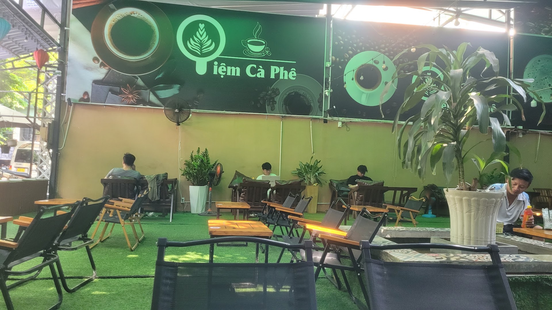 Tiệm Cà Phê Lá Rơi
