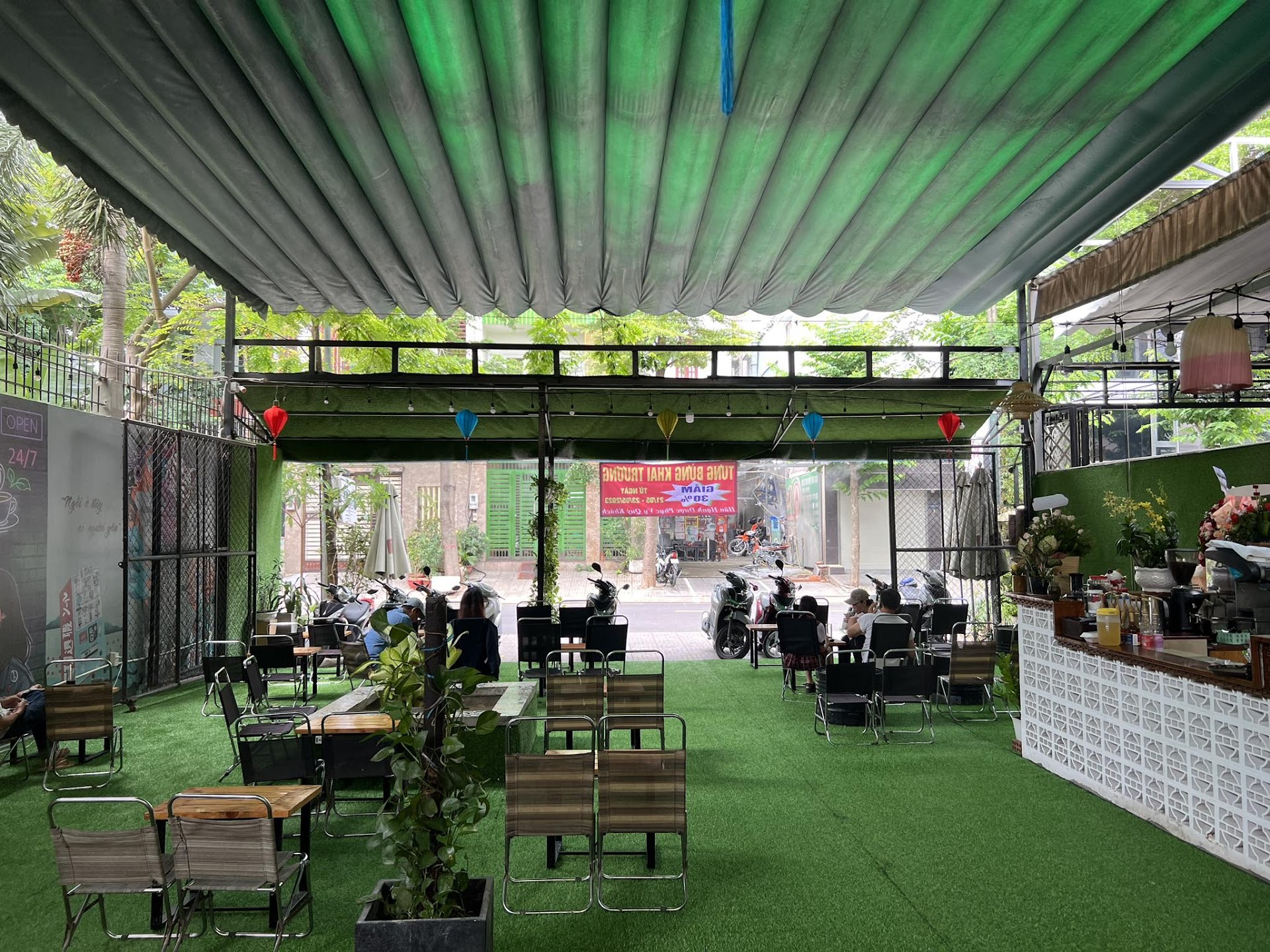 Tiệm Cà Phê Lá Rơi