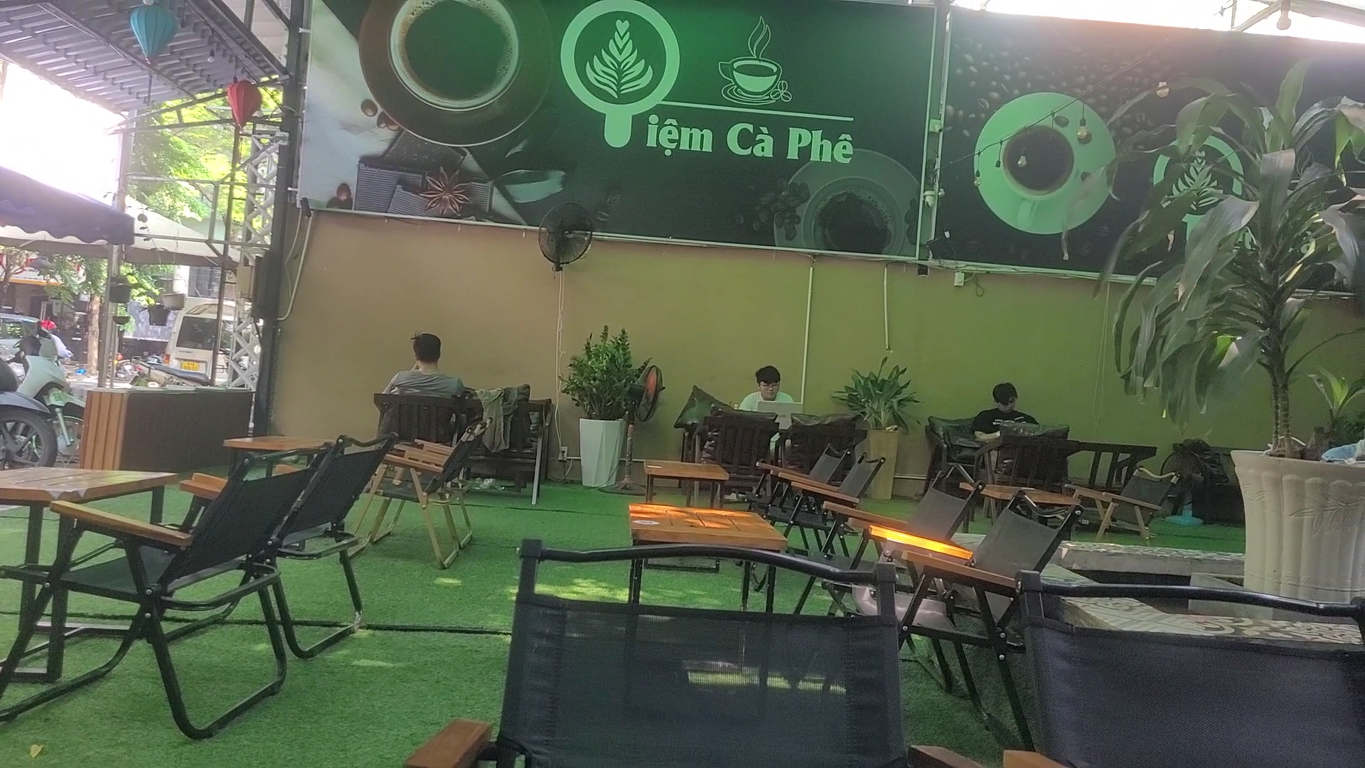 Tiệm Cà Phê Lá Rơi