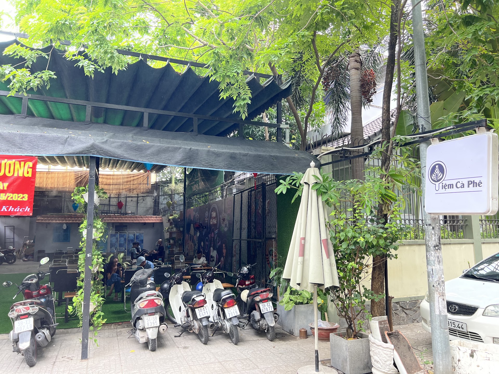 Tiệm Cà Phê Lá Rơi