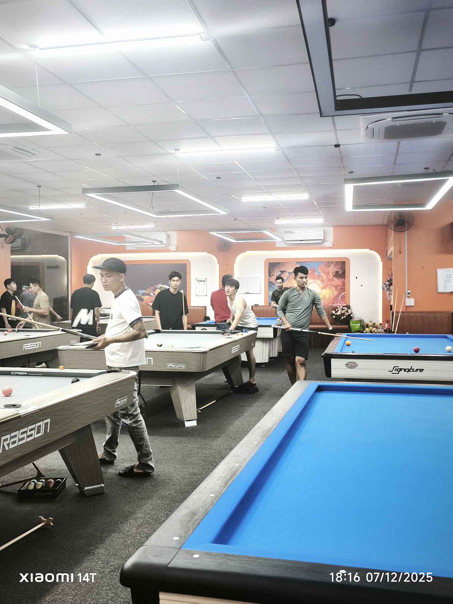 Cafe Billiards Happy