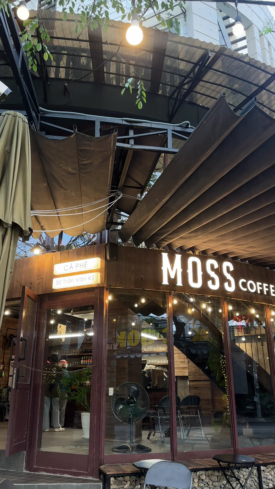 Xưởng và Cà phê Mossy