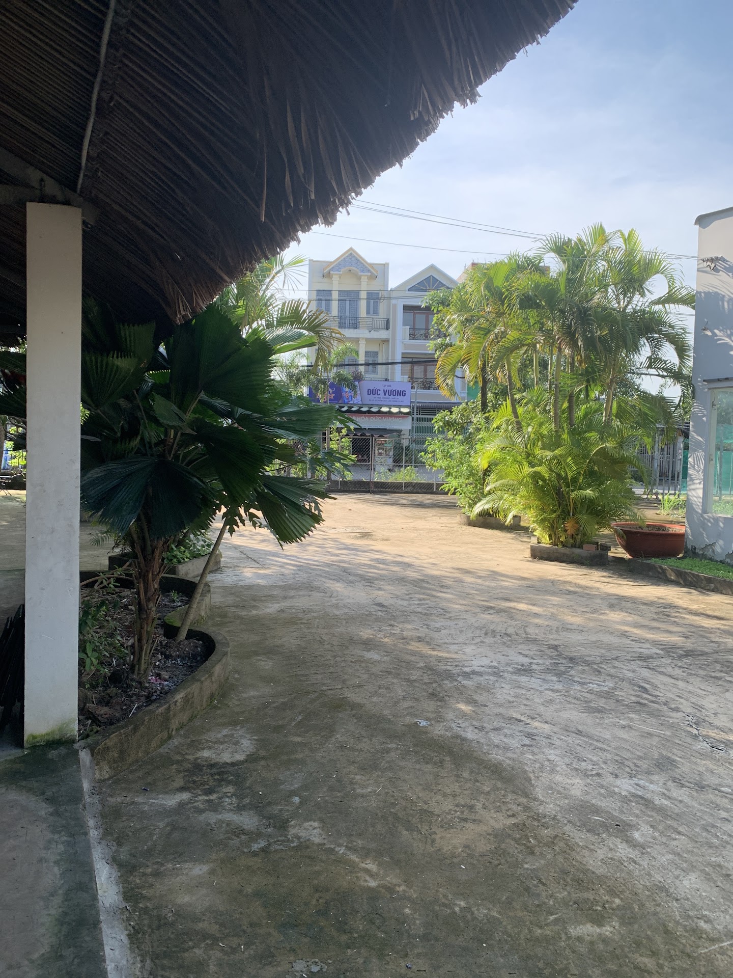 Cà phê võng sạc xe máy điện