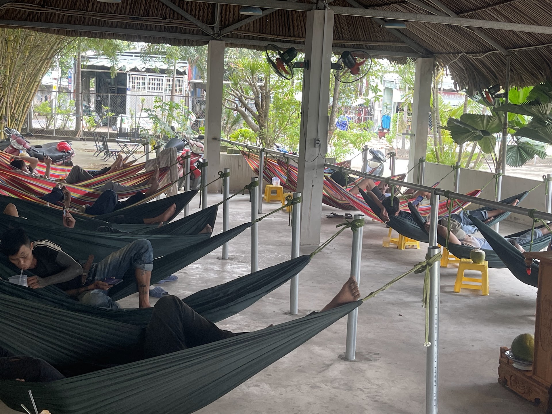 Cà phê võng sạc xe máy điện