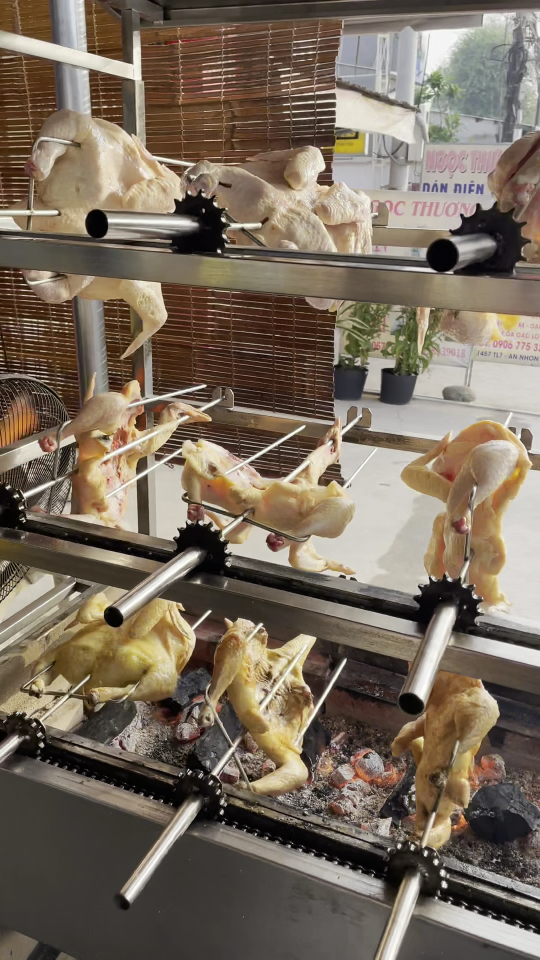 Quán Tây Nguyên - Gà - Sườn Non Quay Cơm Lam Bánh Bao