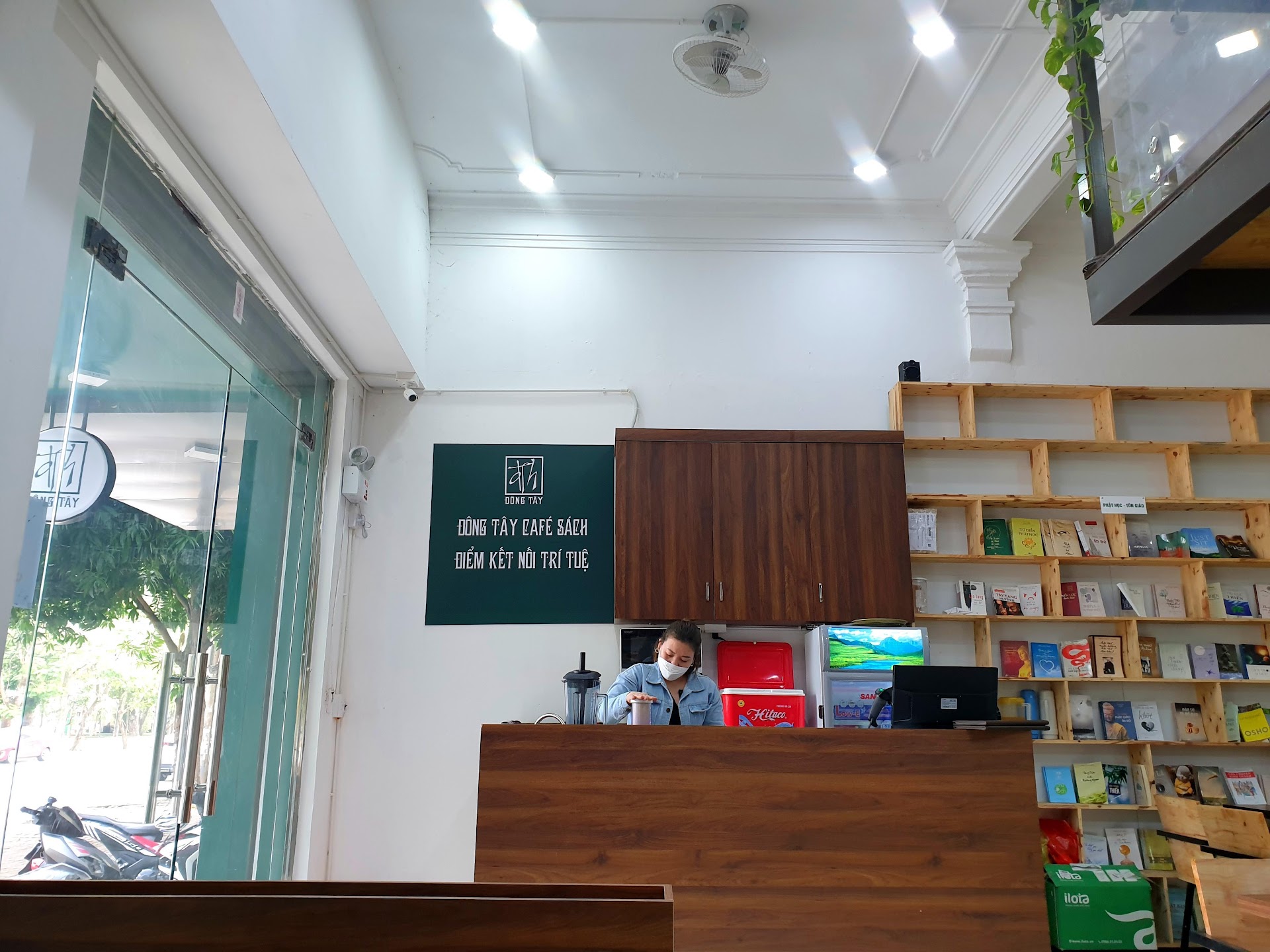 Càfe Sách Đông Tây.