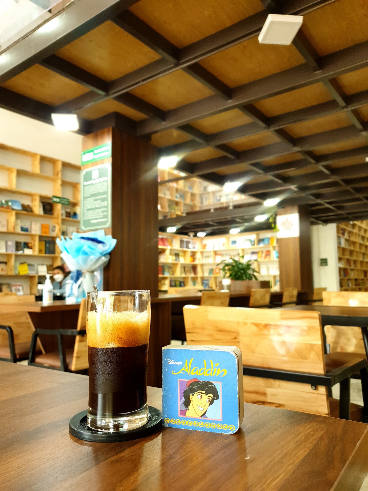 Càfe Sách Đông Tây.