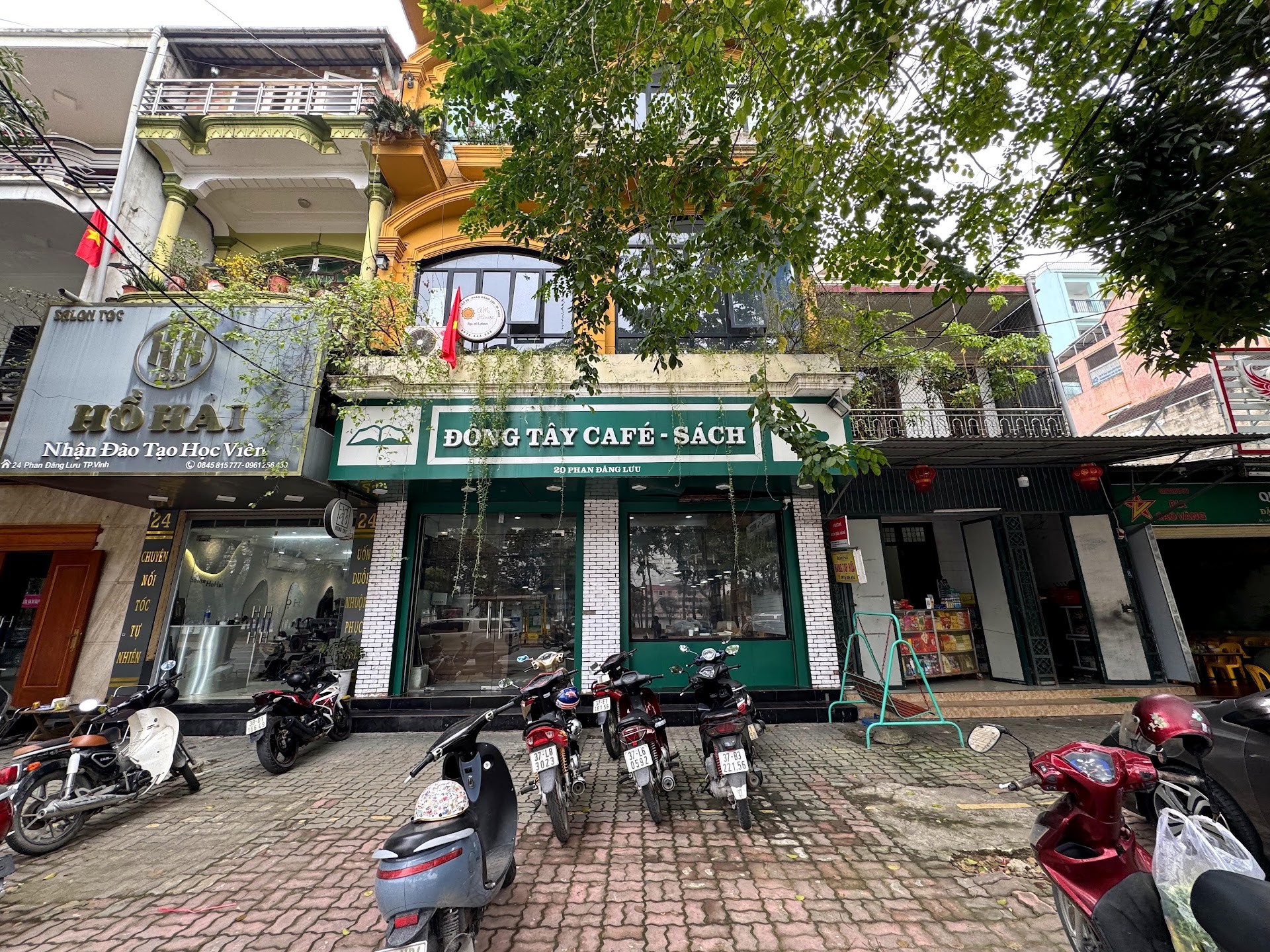 Càfe Sách Đông Tây.