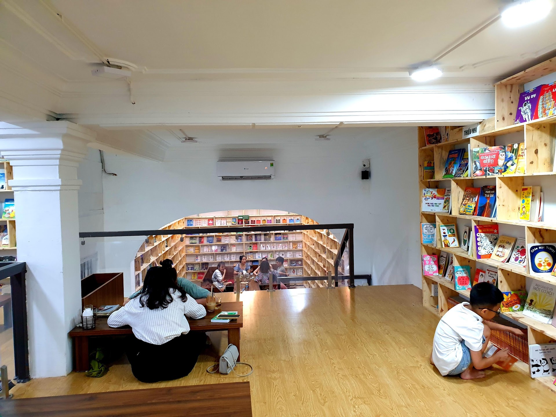 Càfe Sách Đông Tây.