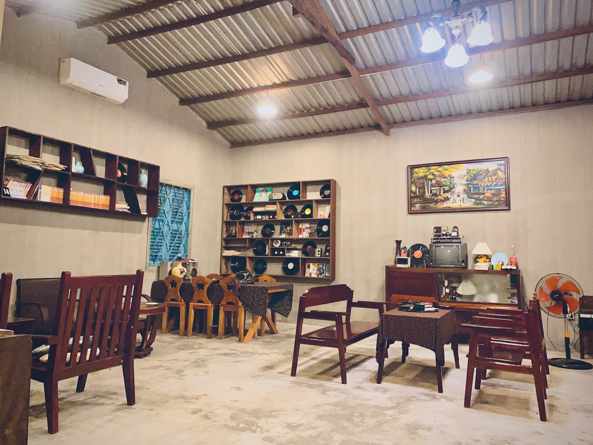 Tiệm Cà Phê Những Ngày Đã Cũ