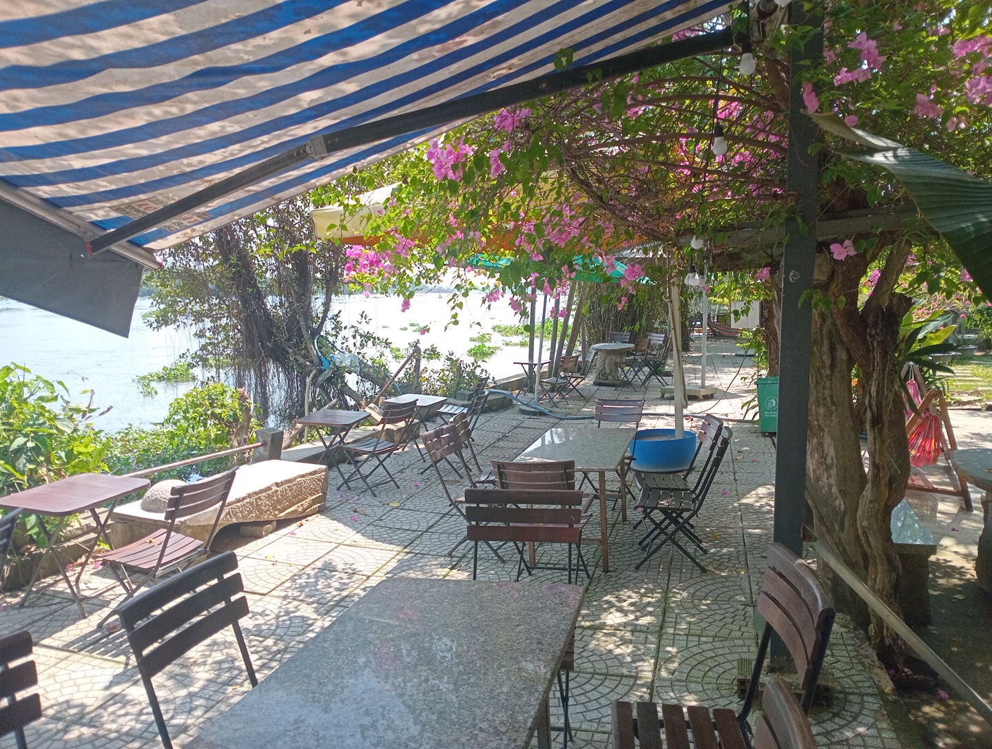 Cà Phê Sân Vườn Ven Sông- Bún Giò Heo- Chú Xiện- Điểm tâm sáng