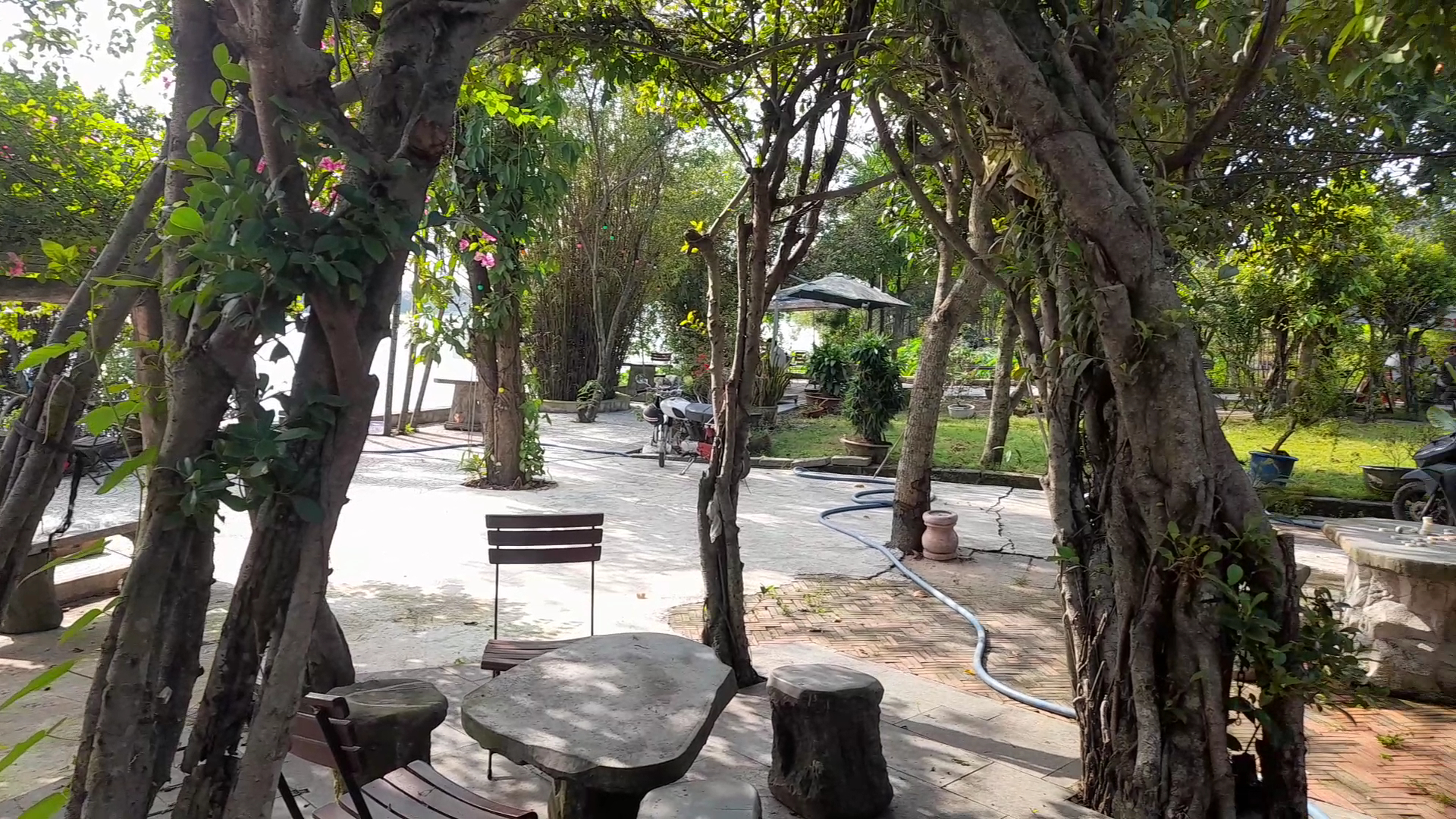 Cà Phê Sân Vườn Ven Sông- Bún Giò Heo- Chú Xiện- Điểm tâm sáng