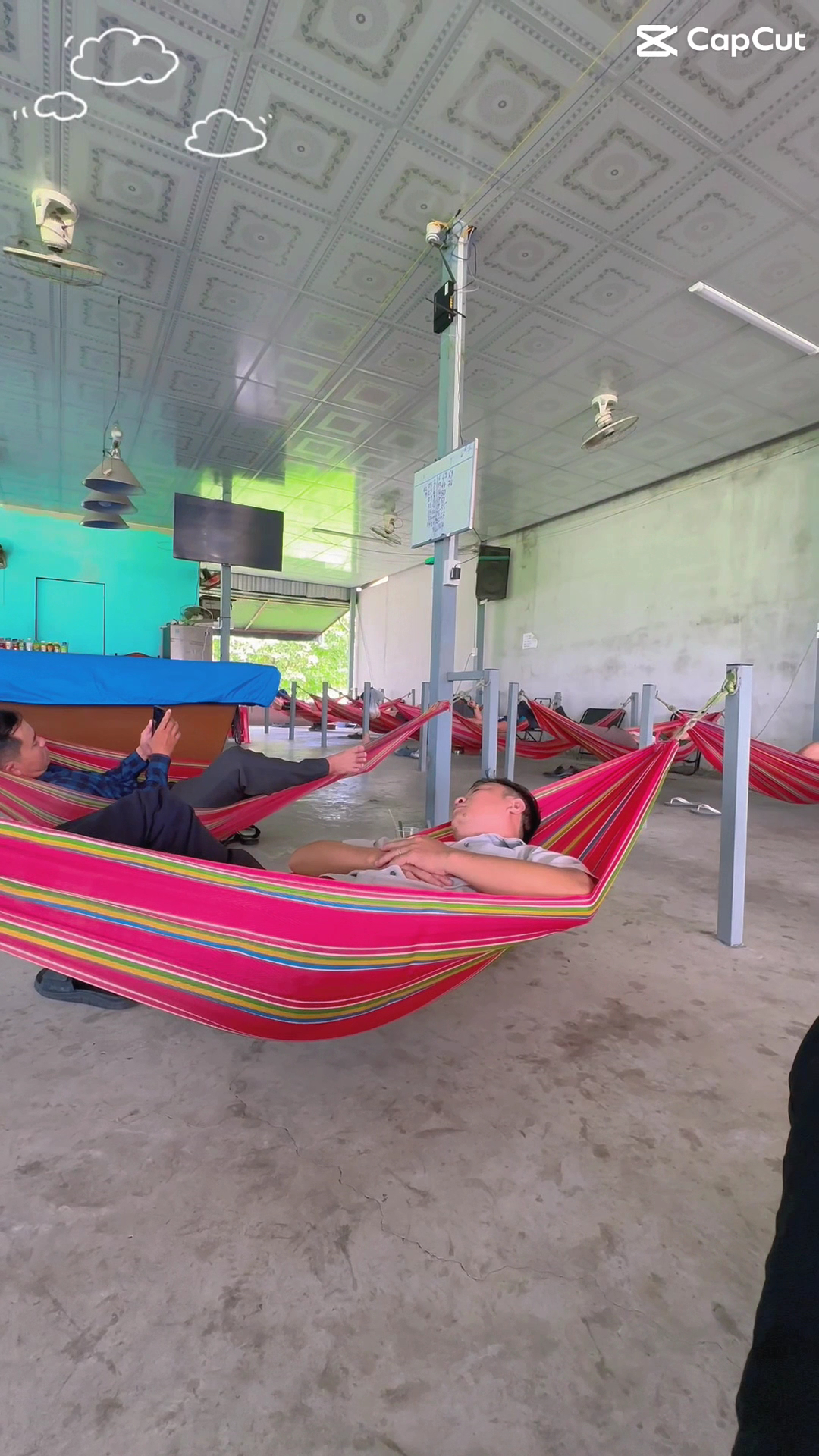 Cafe Võng Hoa Mai Quán