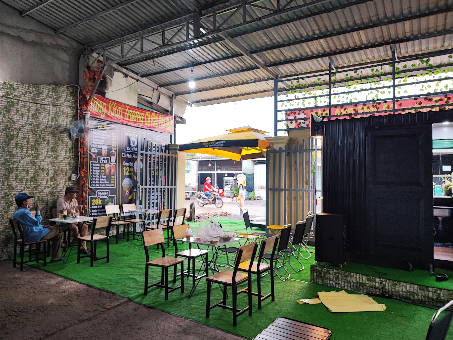 NHÂNVIP COFFEE - Chuỗi Cà Phê Pha Máy