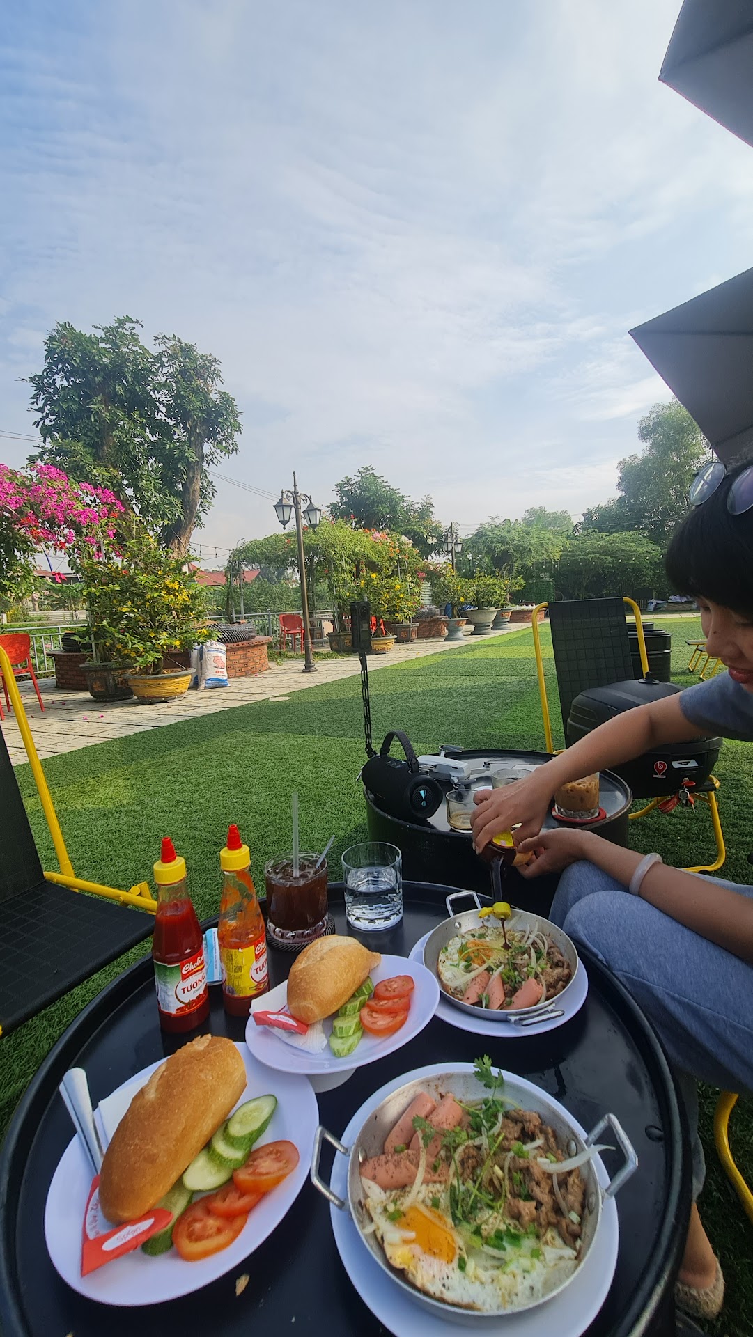 Cafe sân vườn Ao Sen