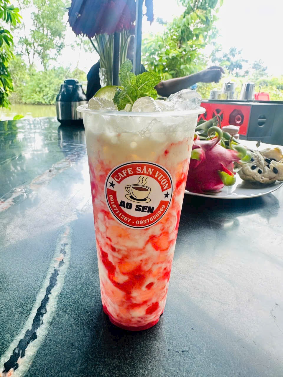 Cafe sân vườn Ao Sen