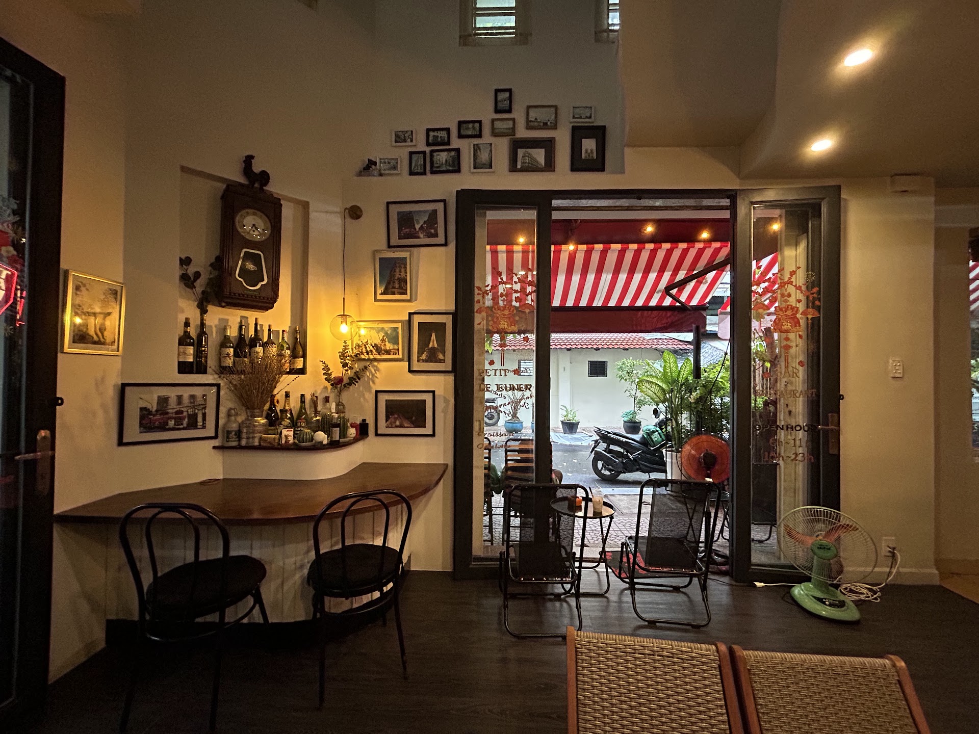 Tiệm Cà Phê Góc Nhỏ