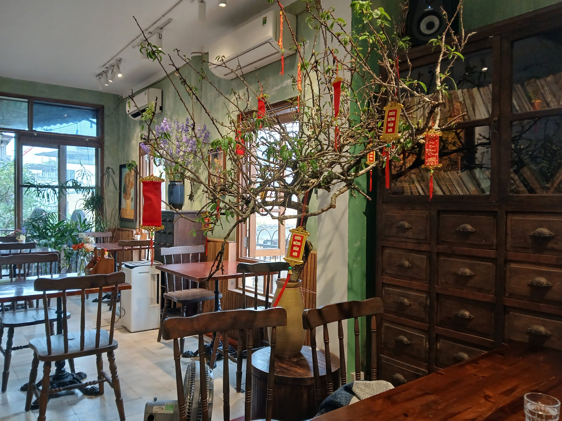 Nhà Hàng Ban Công