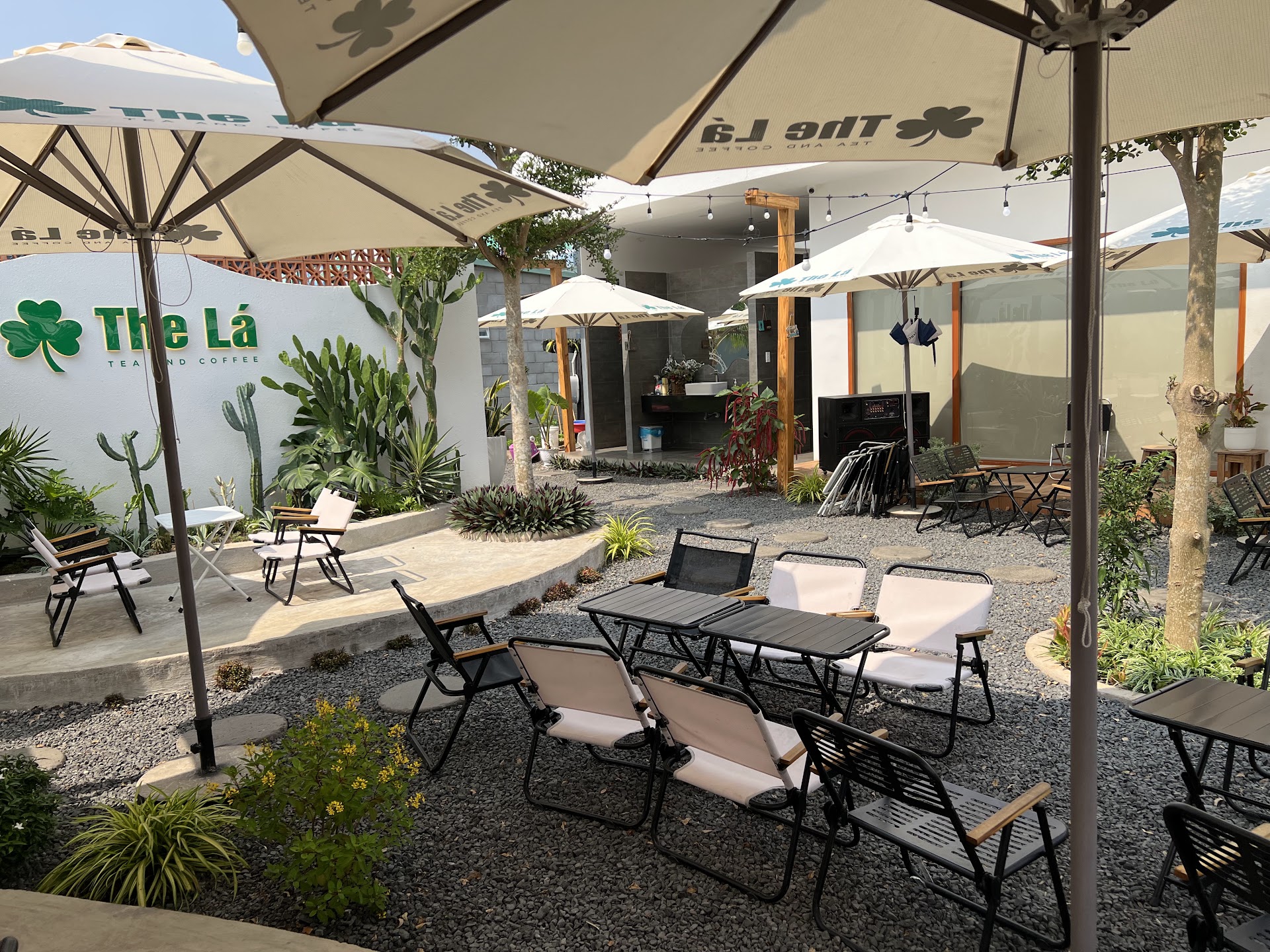 Tiệm Cà Phê - Hồ Bơi The Lá