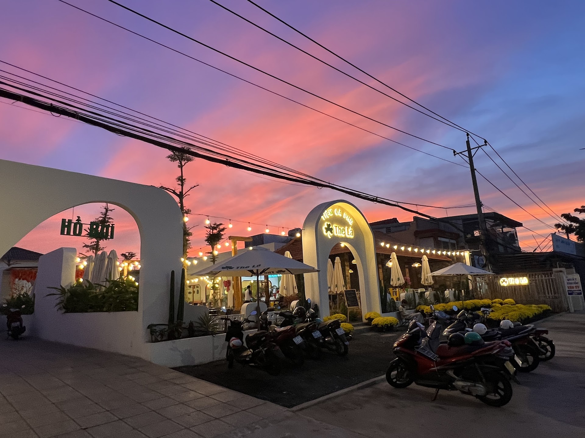 Tiệm Cà Phê - Hồ Bơi The Lá