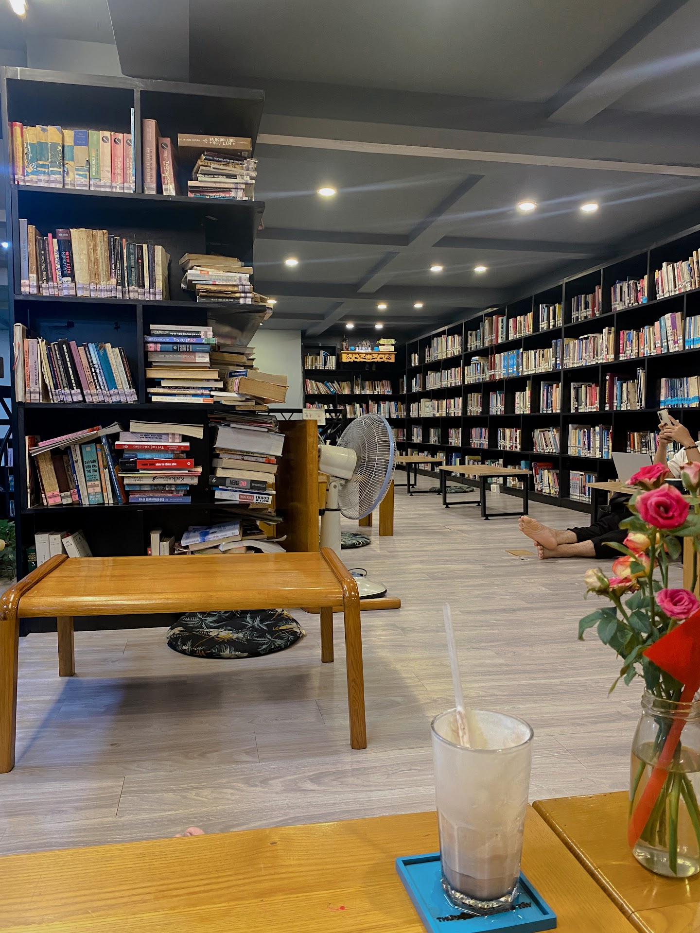 Café Thư Viện Sách Đông Tây