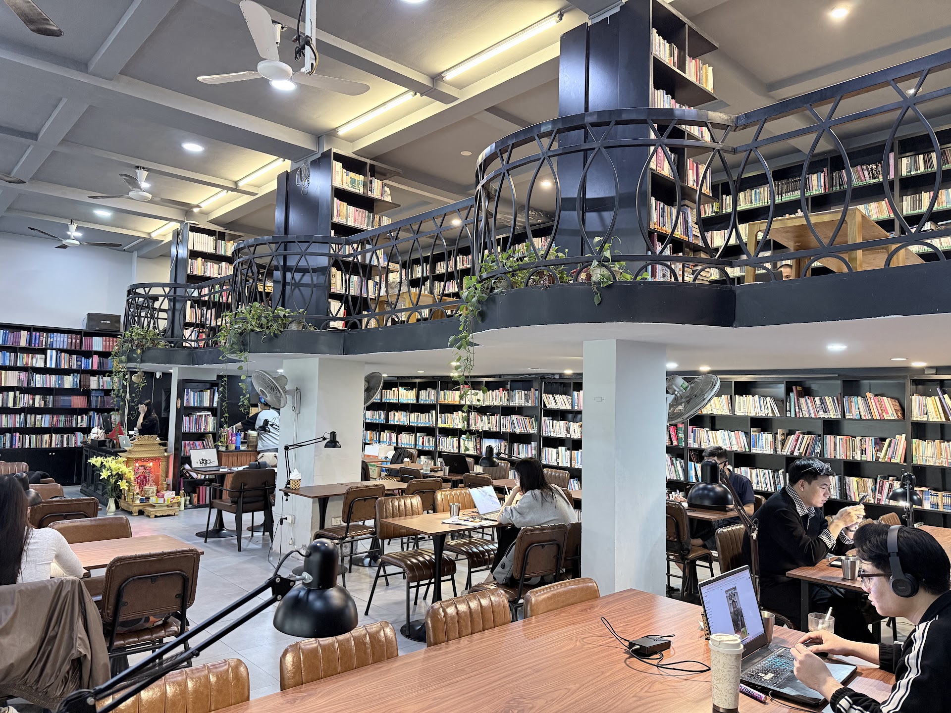 Café Thư Viện Sách Đông Tây