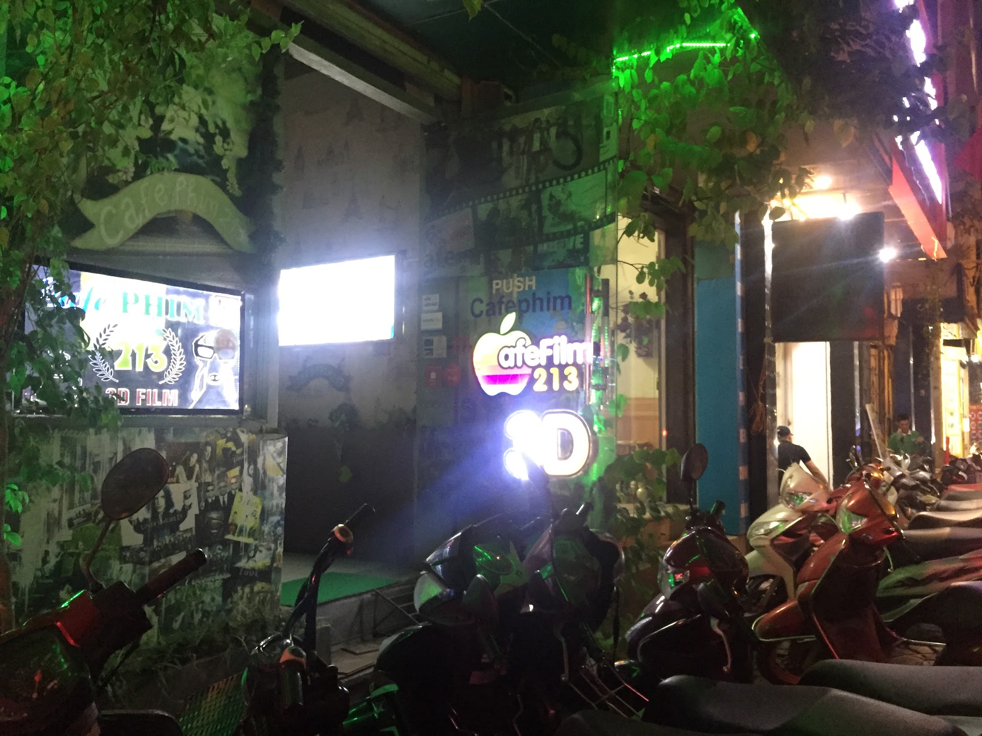 Cafe film 213 Vũ Tông Phan - Nstay