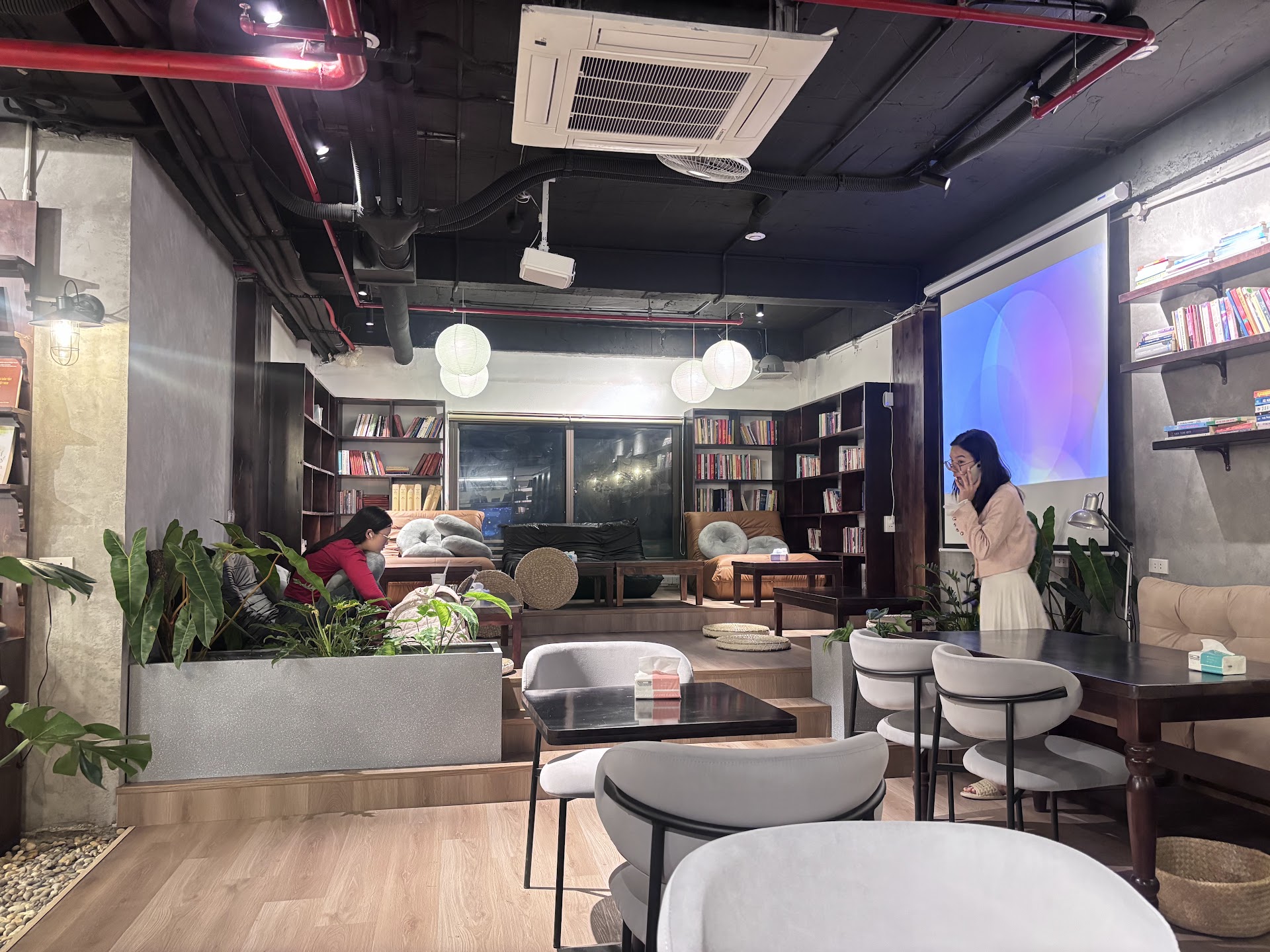 Study-ik Coworking Books Coffee