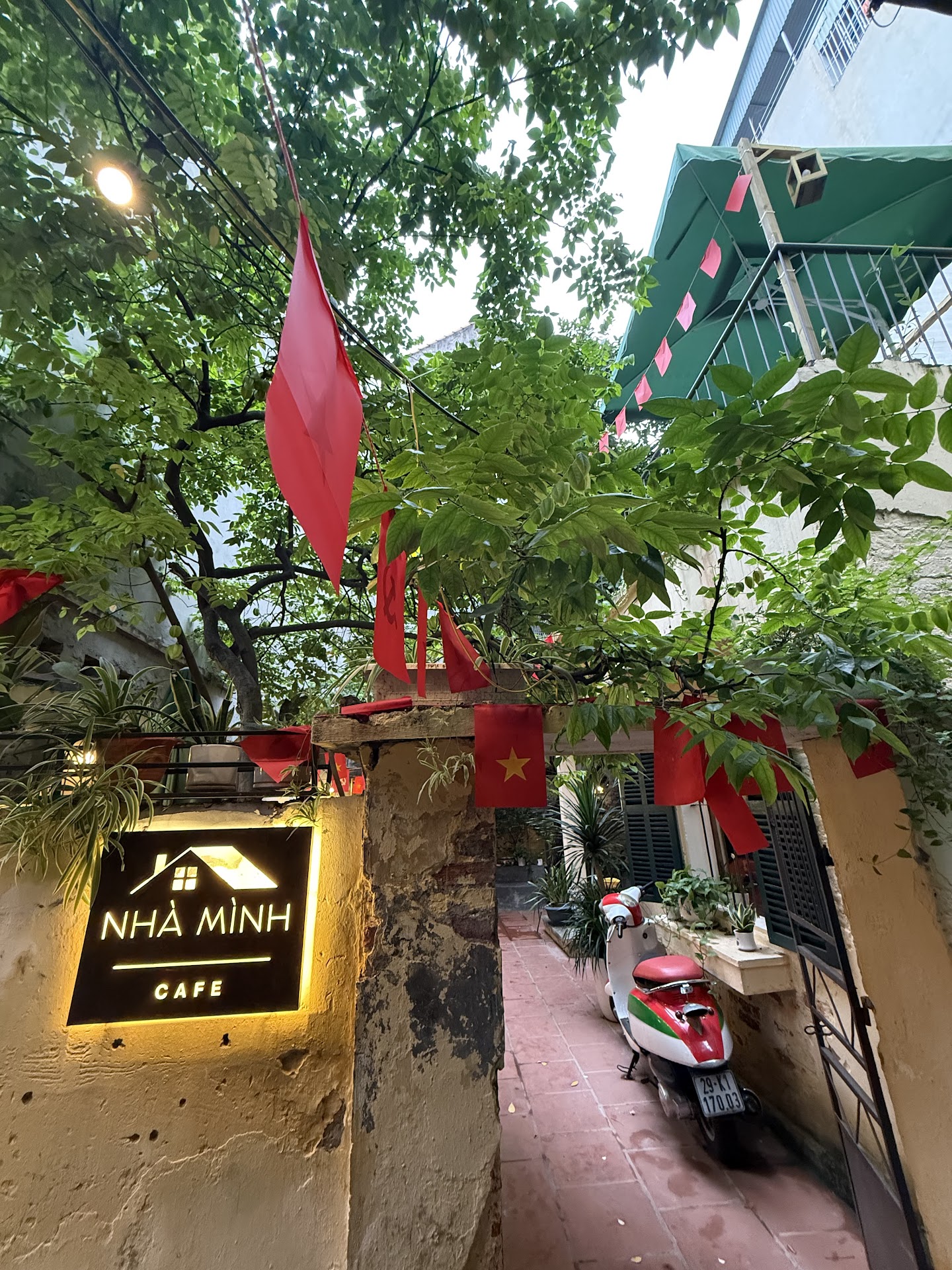 Nhà Mình Cafe