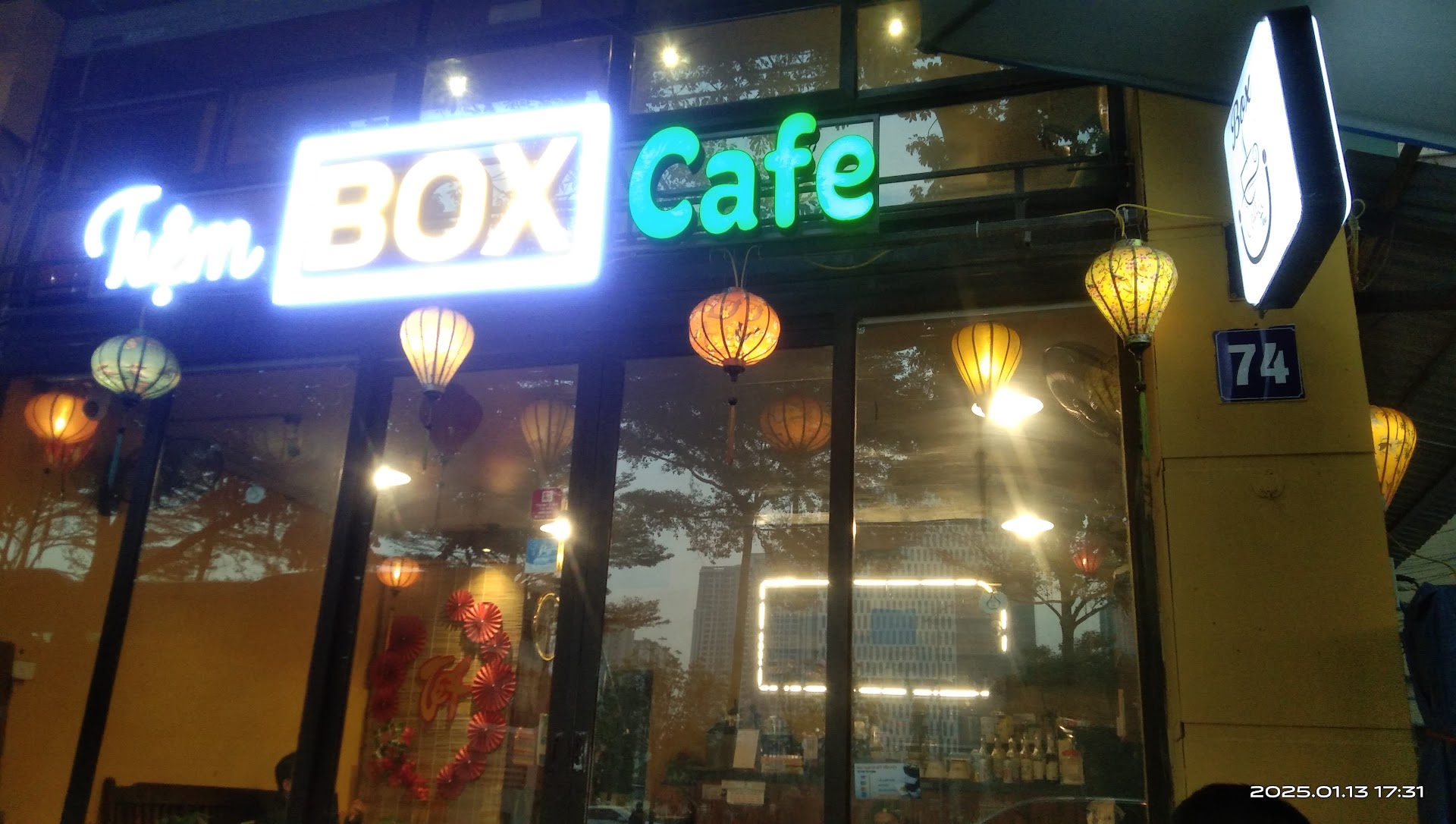 Tiệm Box Cafe