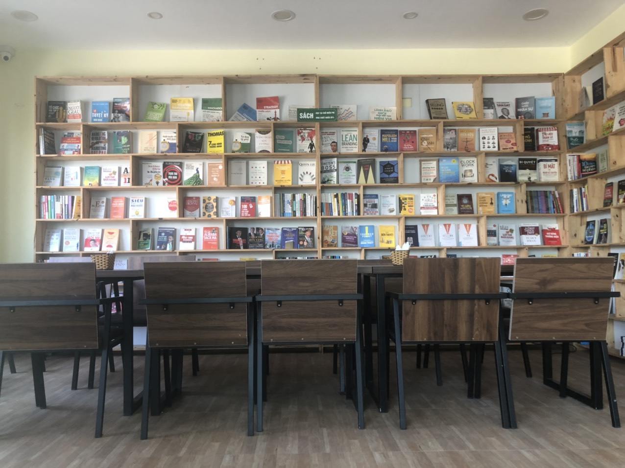 Đông Tây Cafe Sách Yên Xá