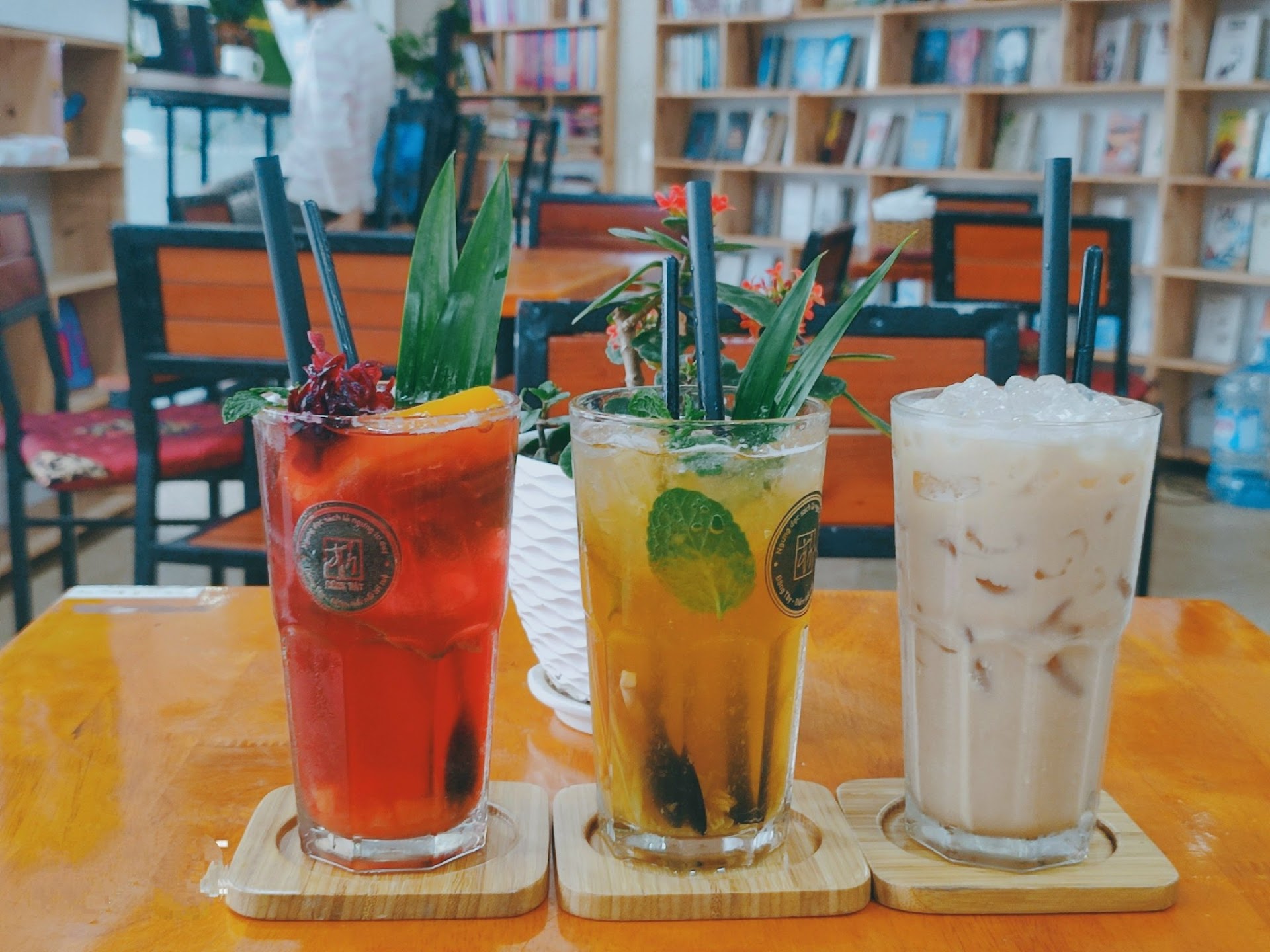 Đông Tây Cafe Sách Yên Xá