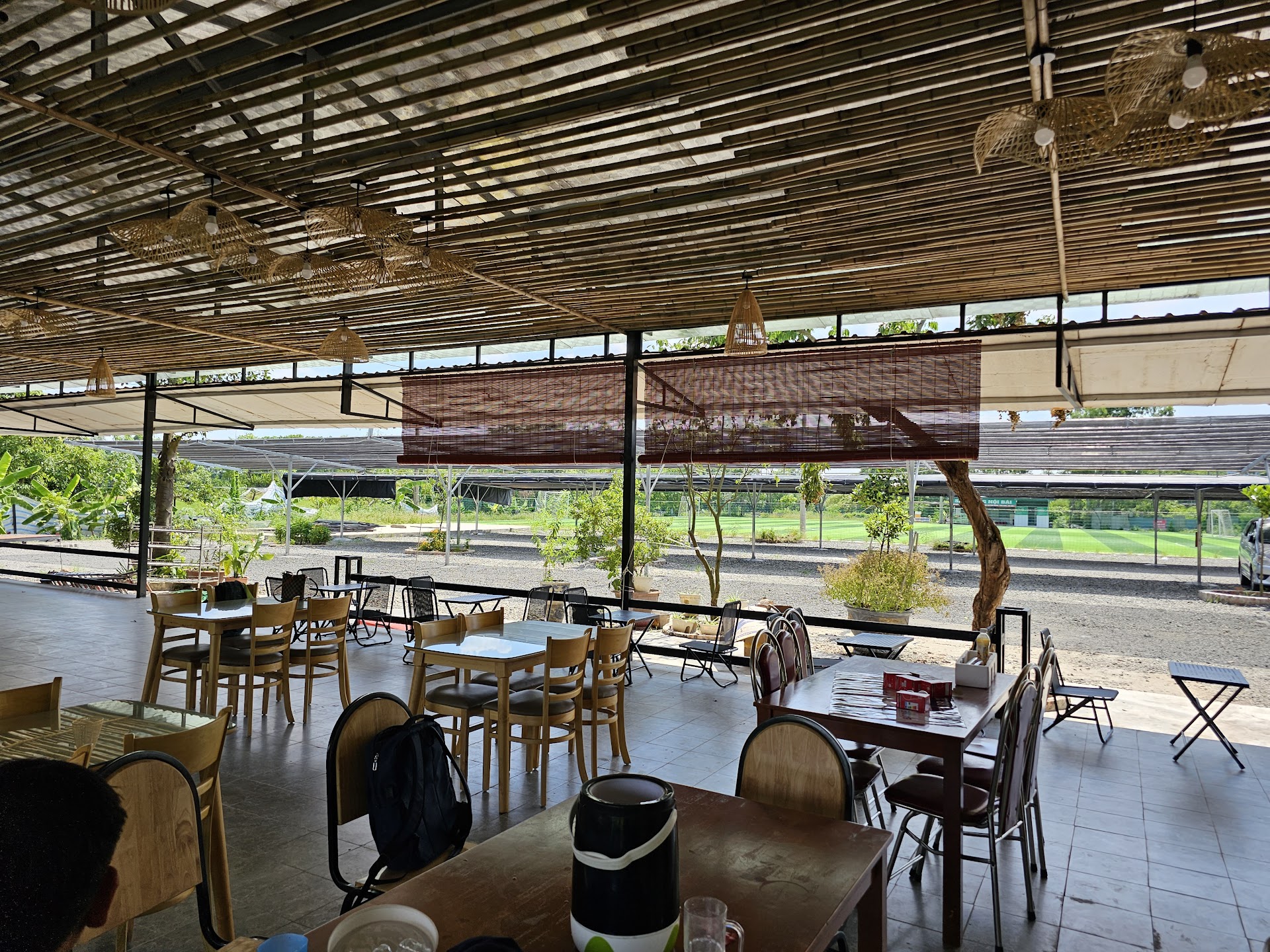 Bãi gửi xe - Sân bóng Nội bài- Bia hơi Hà Nội