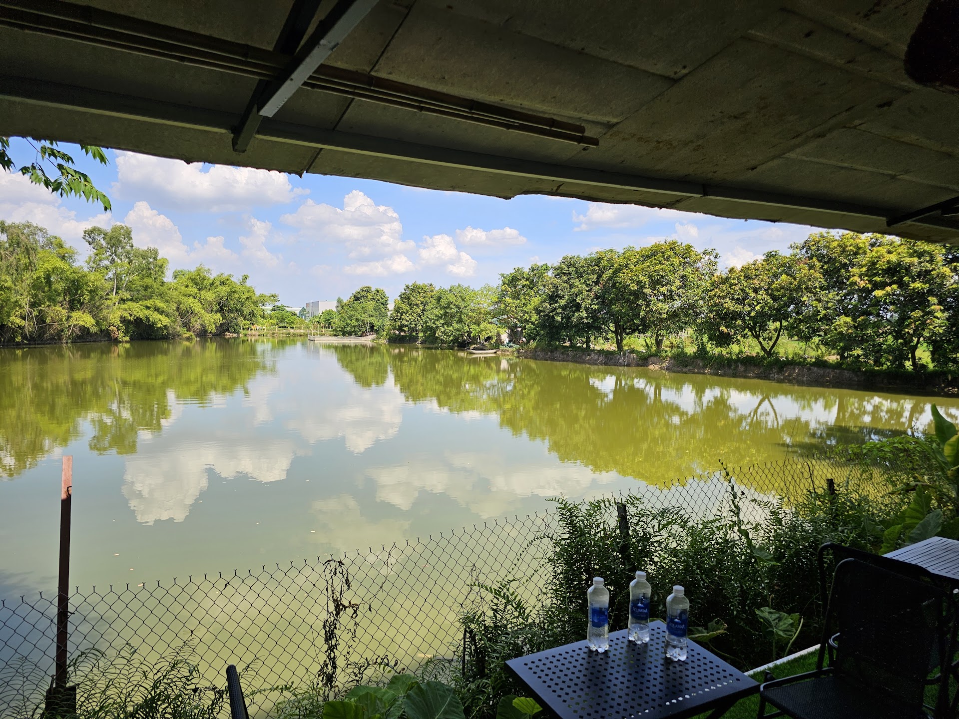 Bãi gửi xe - Sân bóng Nội bài- Bia hơi Hà Nội