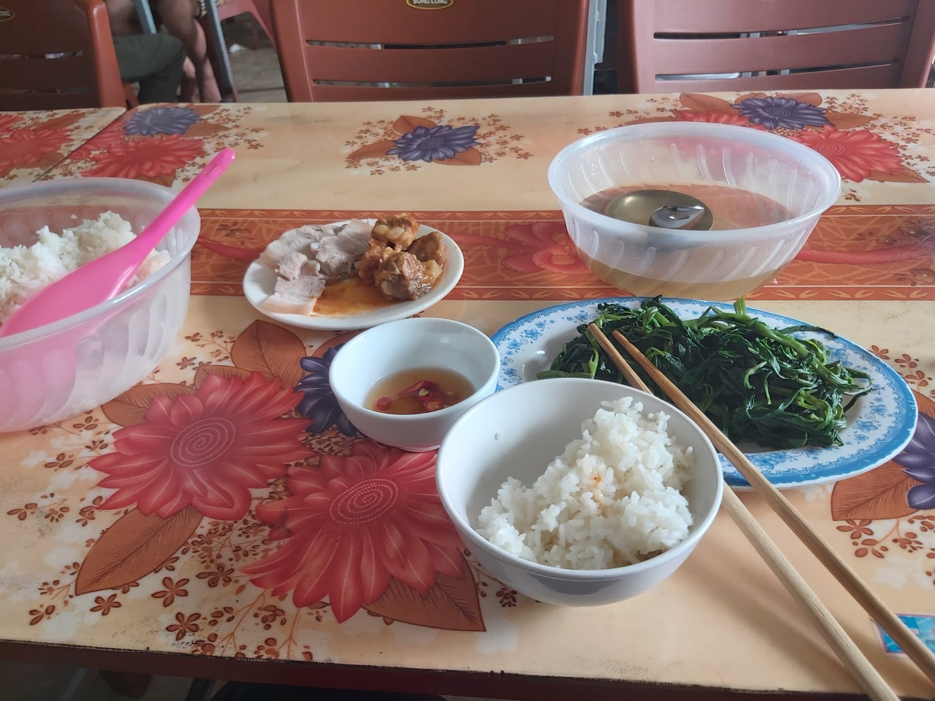 Quán cơm Lập Loan