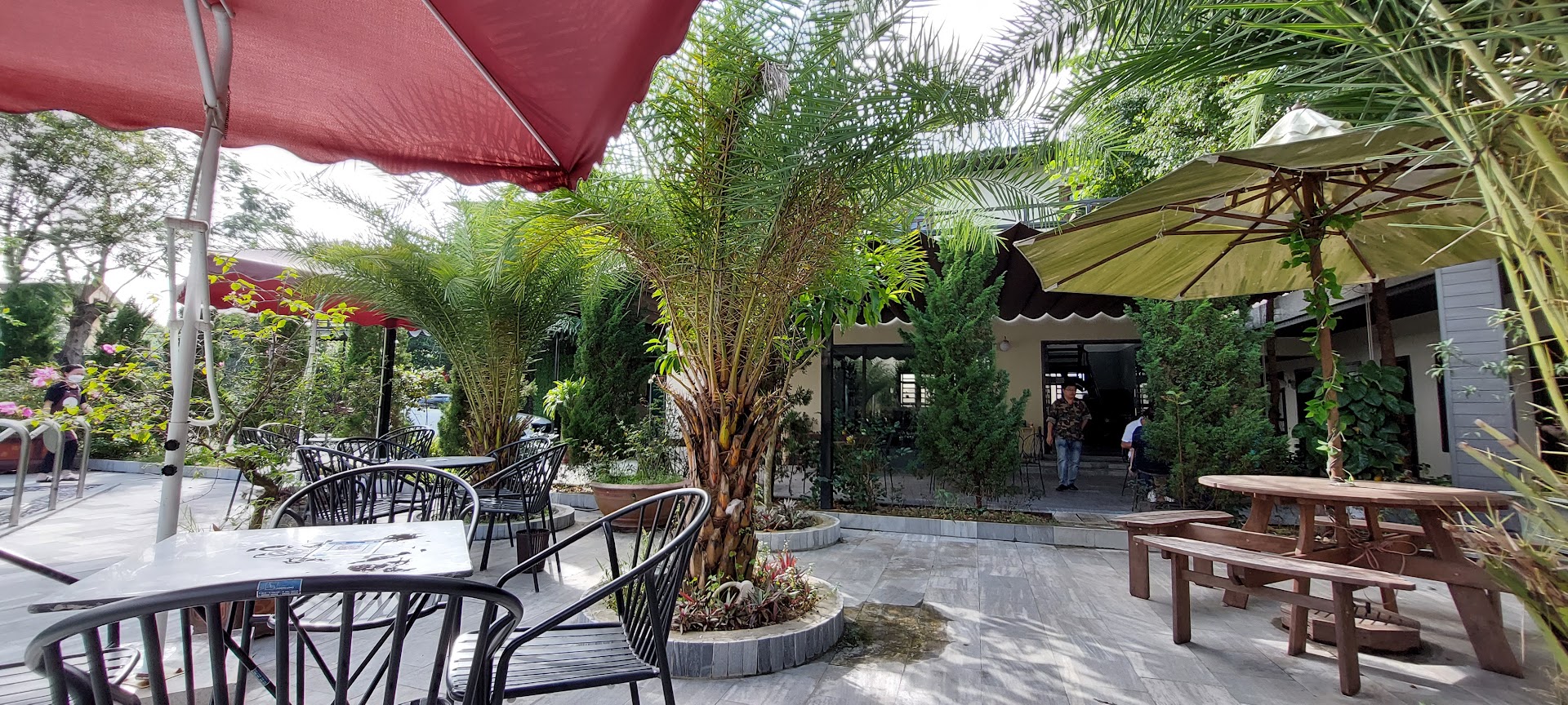 Cà phê sân vườn bể bơi POOL KAFE'