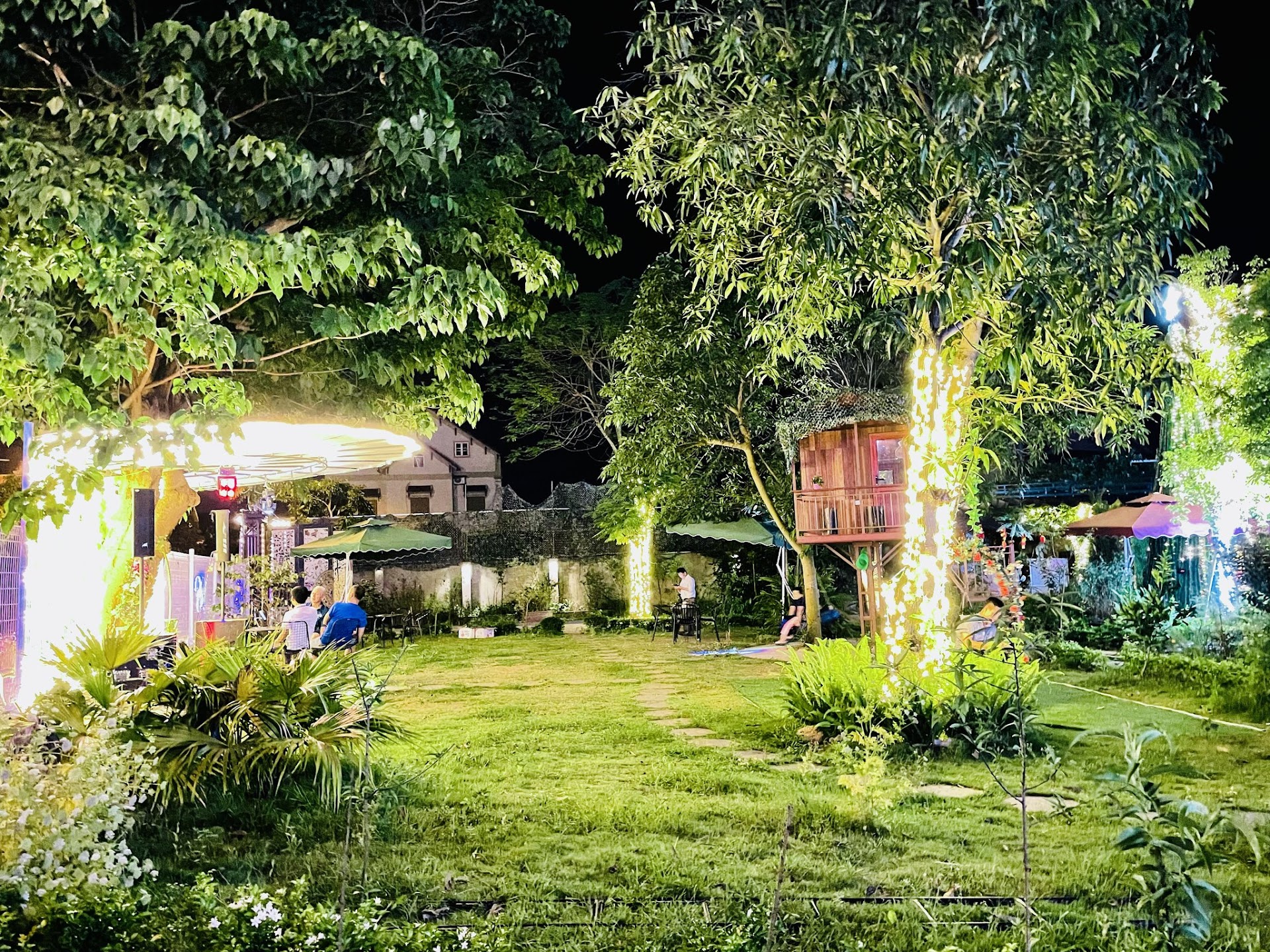 Cà phê sân vườn bể bơi POOL KAFE'