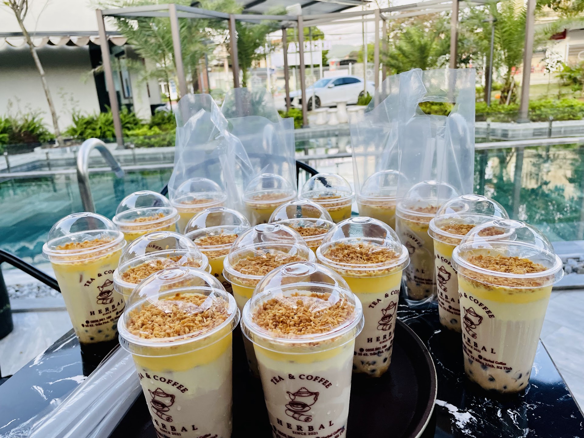 Cà phê sân vườn bể bơi POOL KAFE'