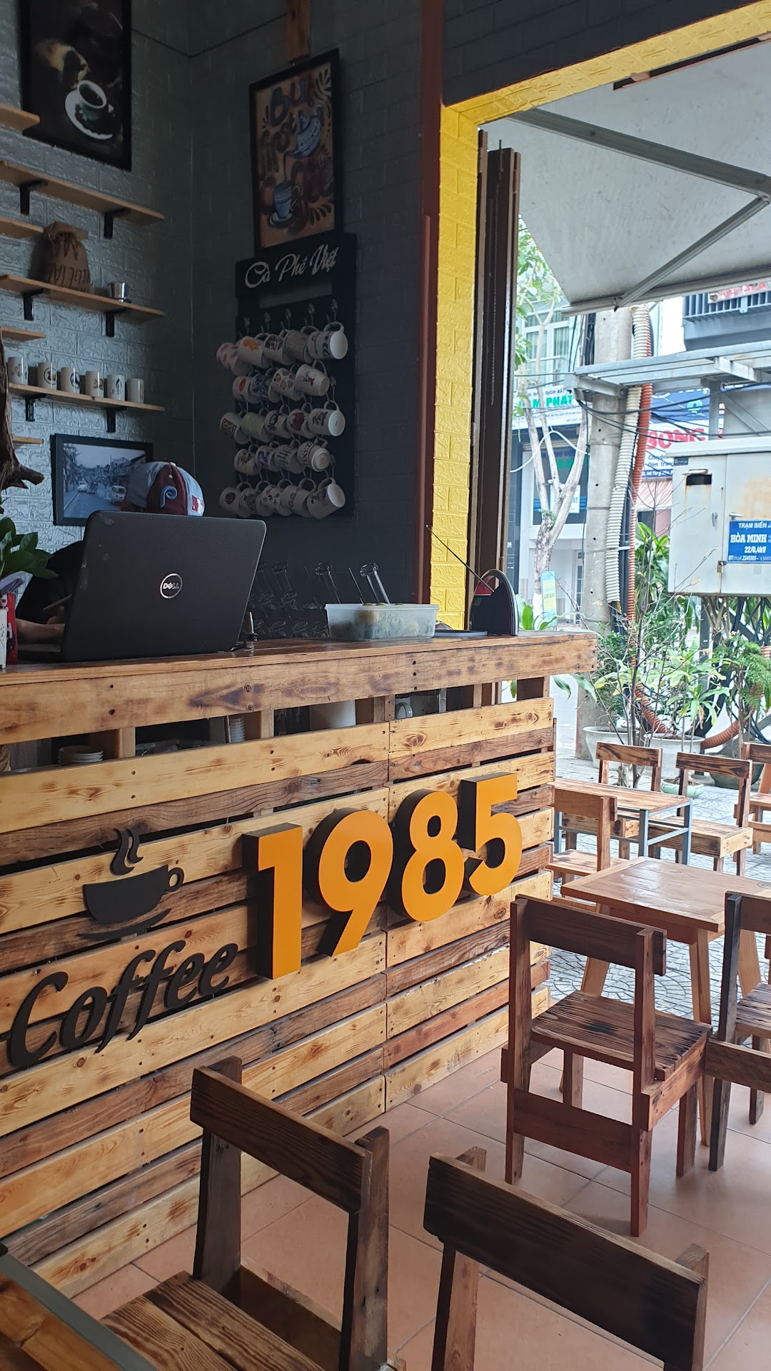 Tiệm cà phê 1985