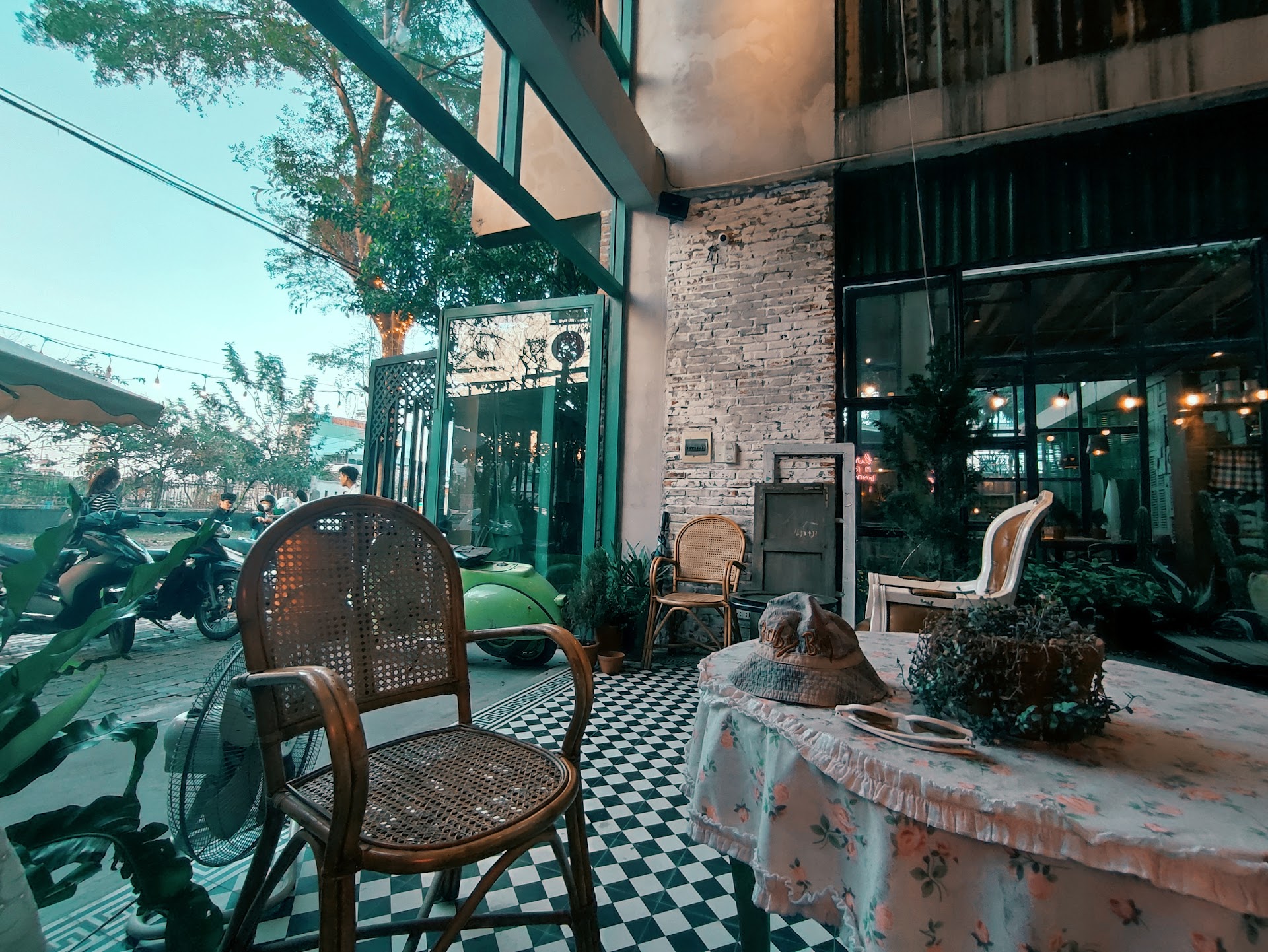 Tiệm Cà Phê Ô Cửa Sổ