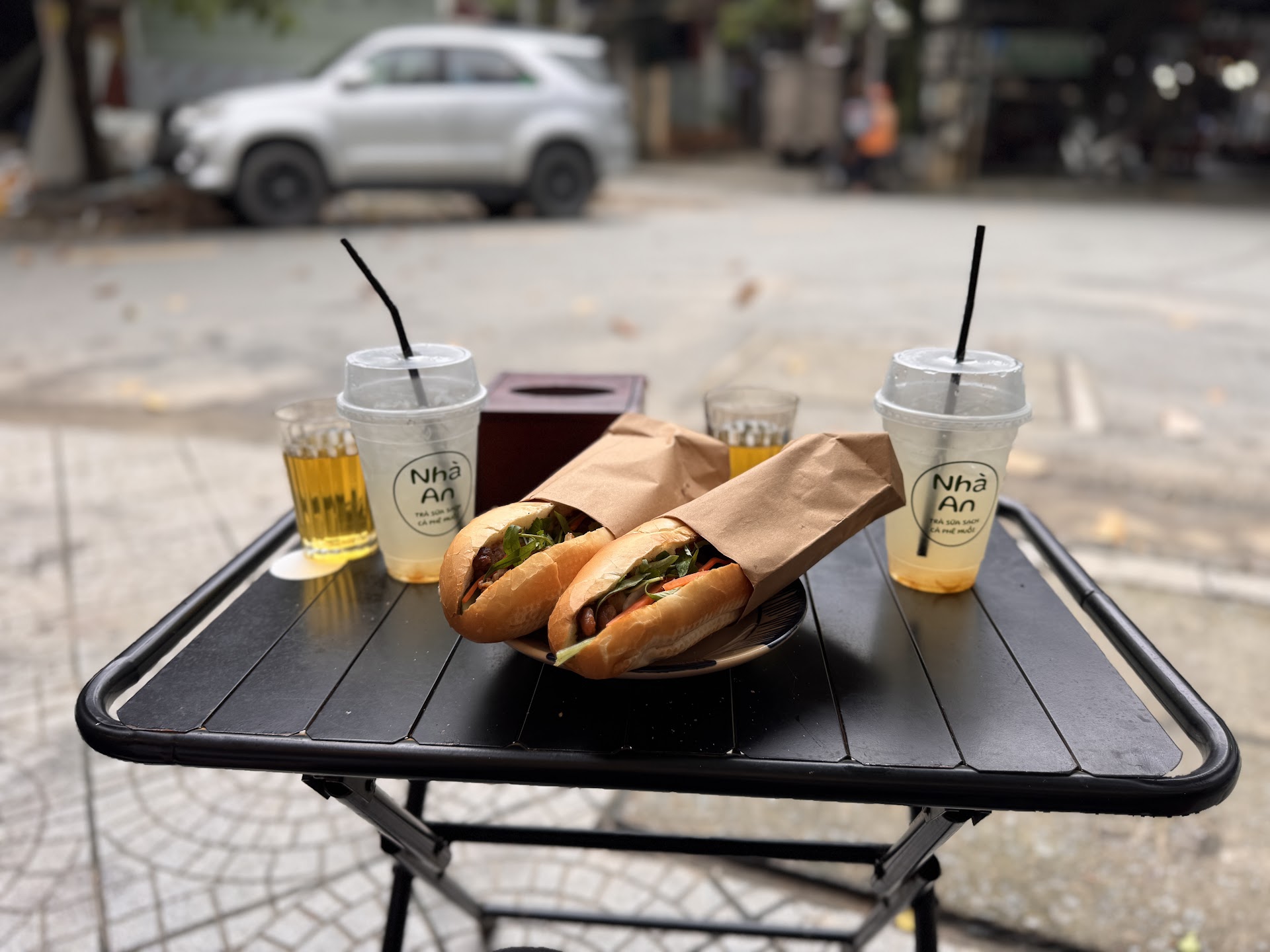 Tiệm nhà An - bánh mì xiên nướng, trà và cà phê muối