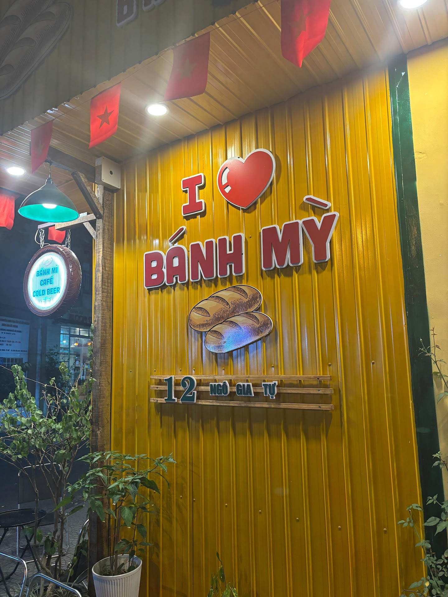Tiệm nhà An - bánh mì xiên nướng, trà và cà phê muối
