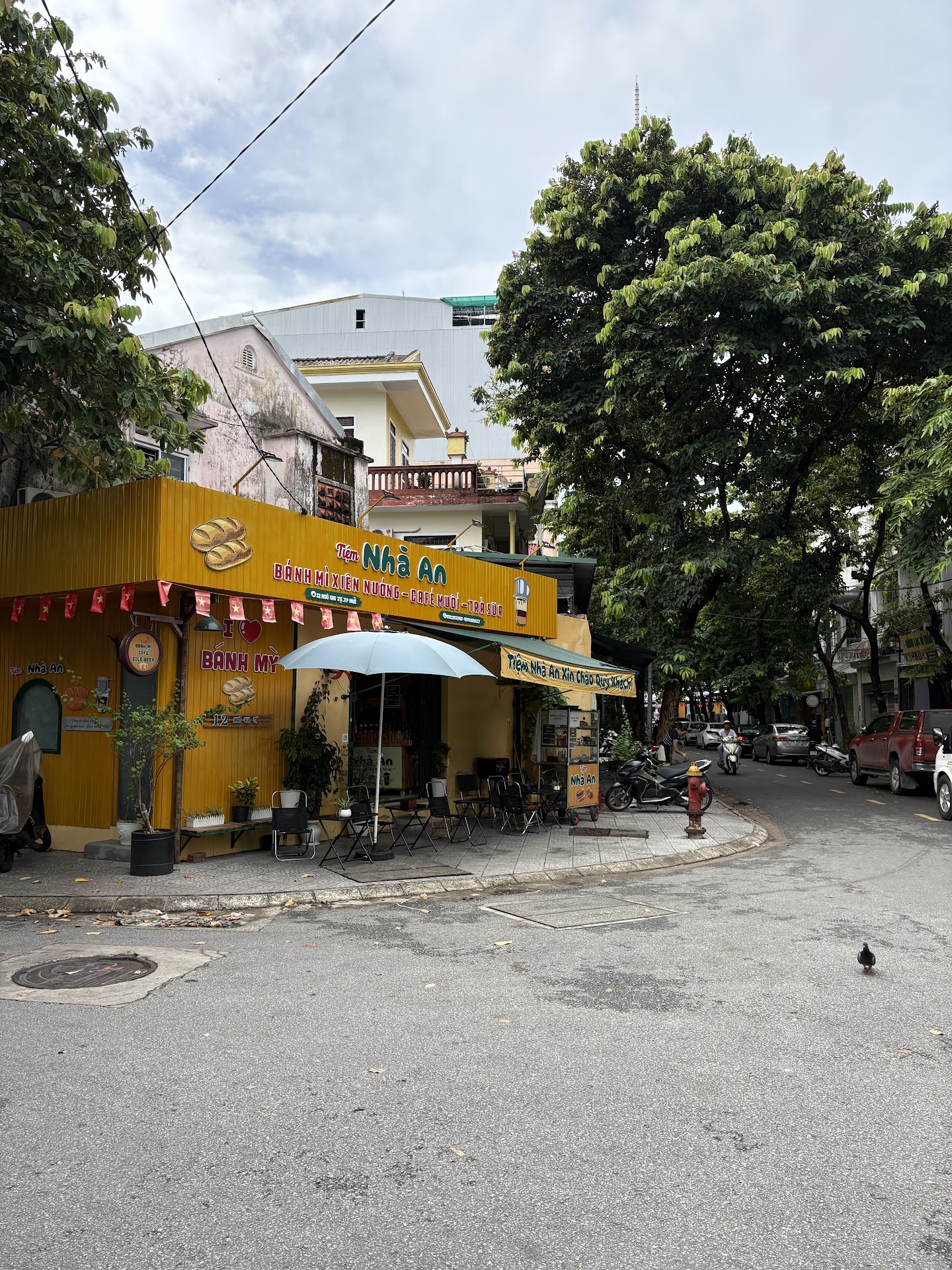 Tiệm nhà An - bánh mì xiên nướng, trà và cà phê muối