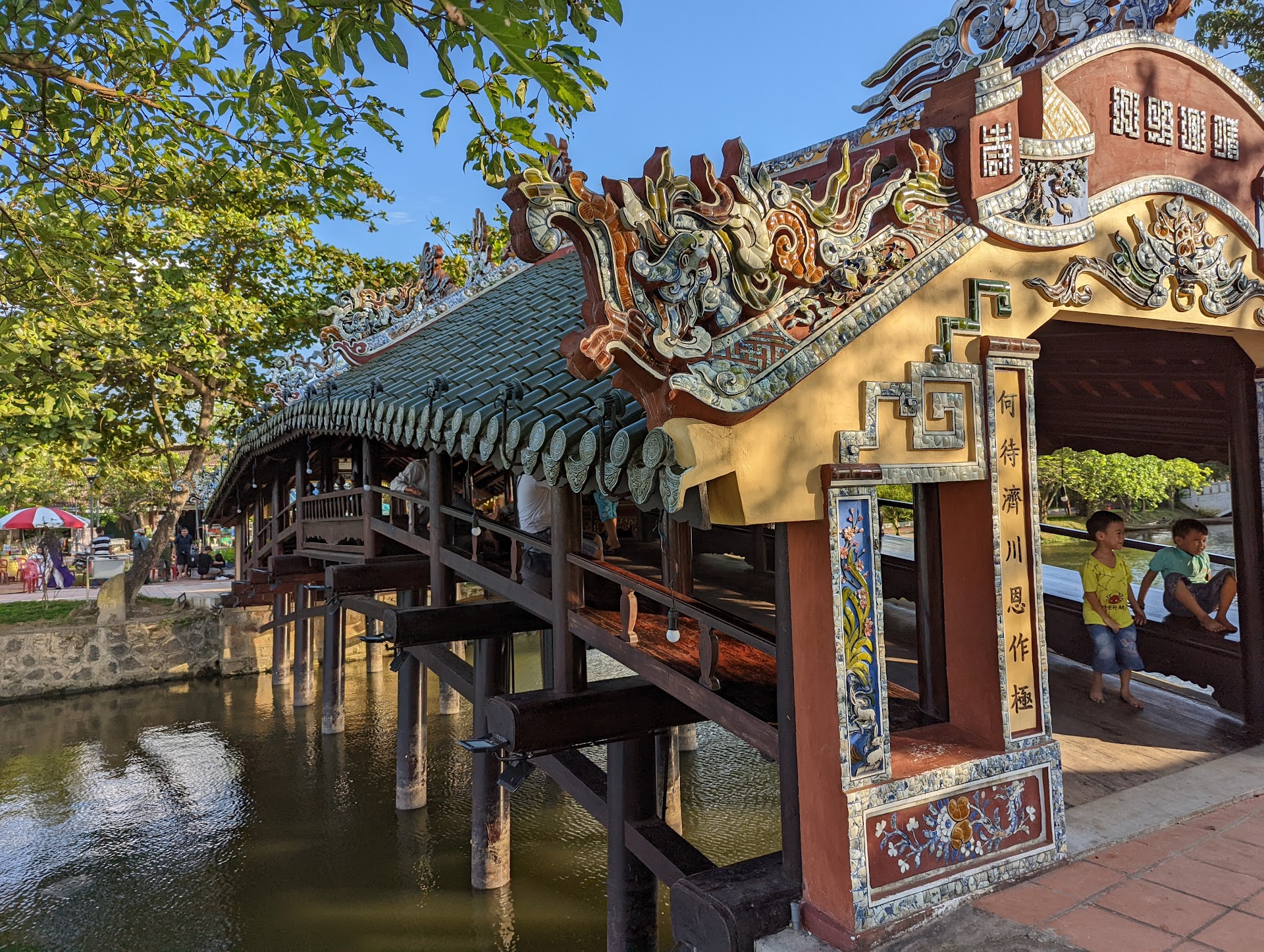 Cầu ngói Thanh Toàn