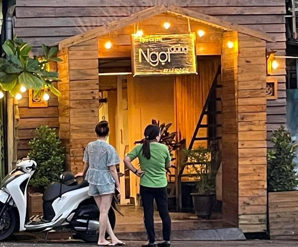 Tiệm cà phê Hạt Dẻ