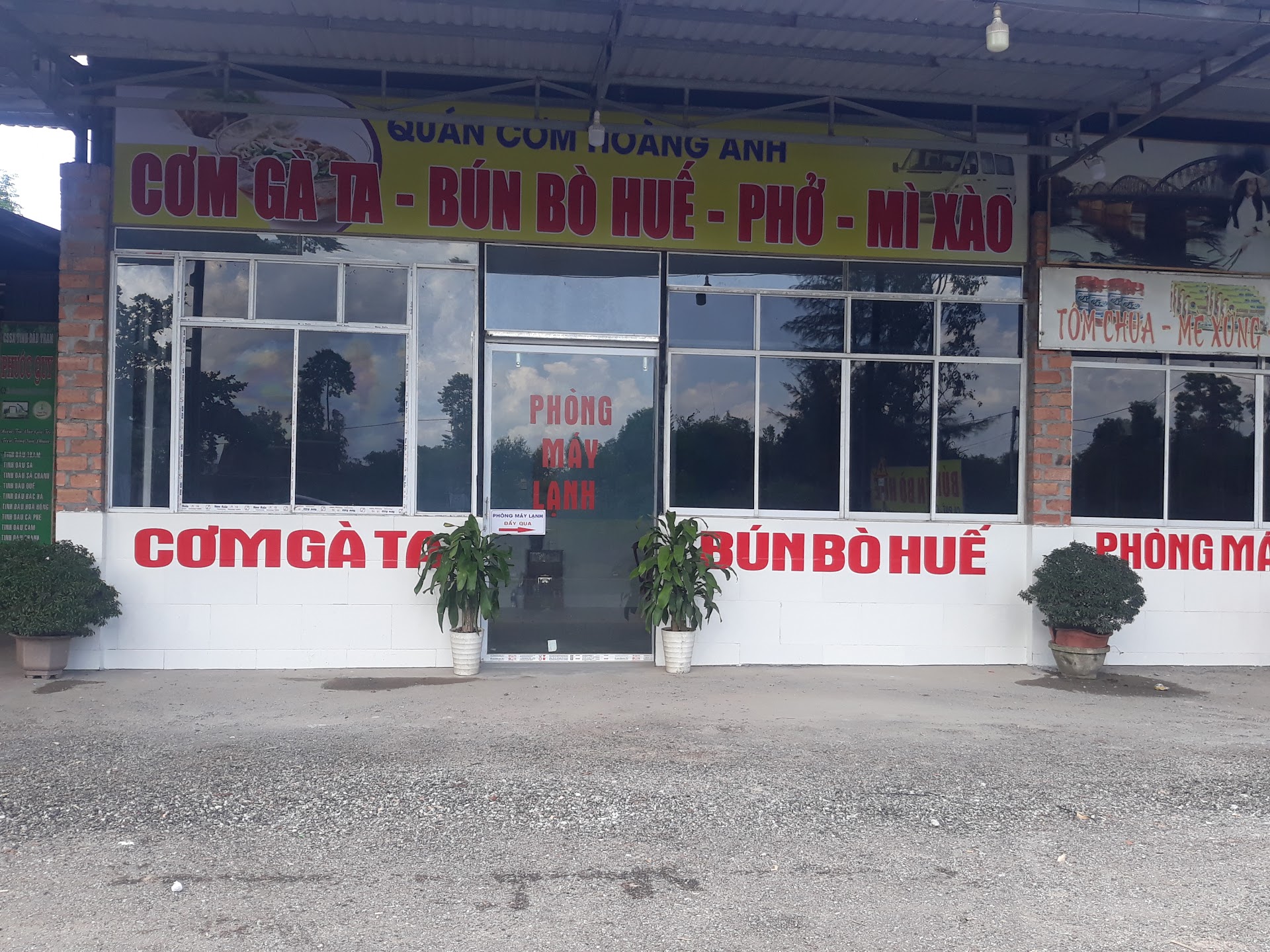 Quán cơm Hoàng Anh