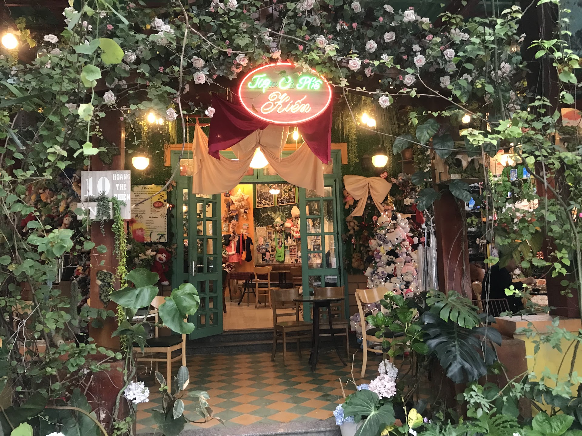 Ants Cafe (Tiệm cà phê Kiến)
