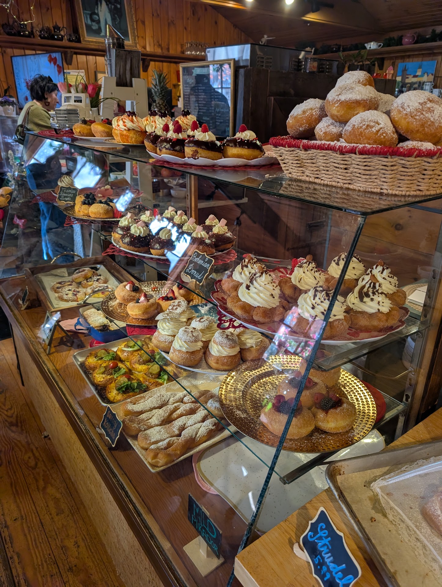 Four Green Cats Cafe