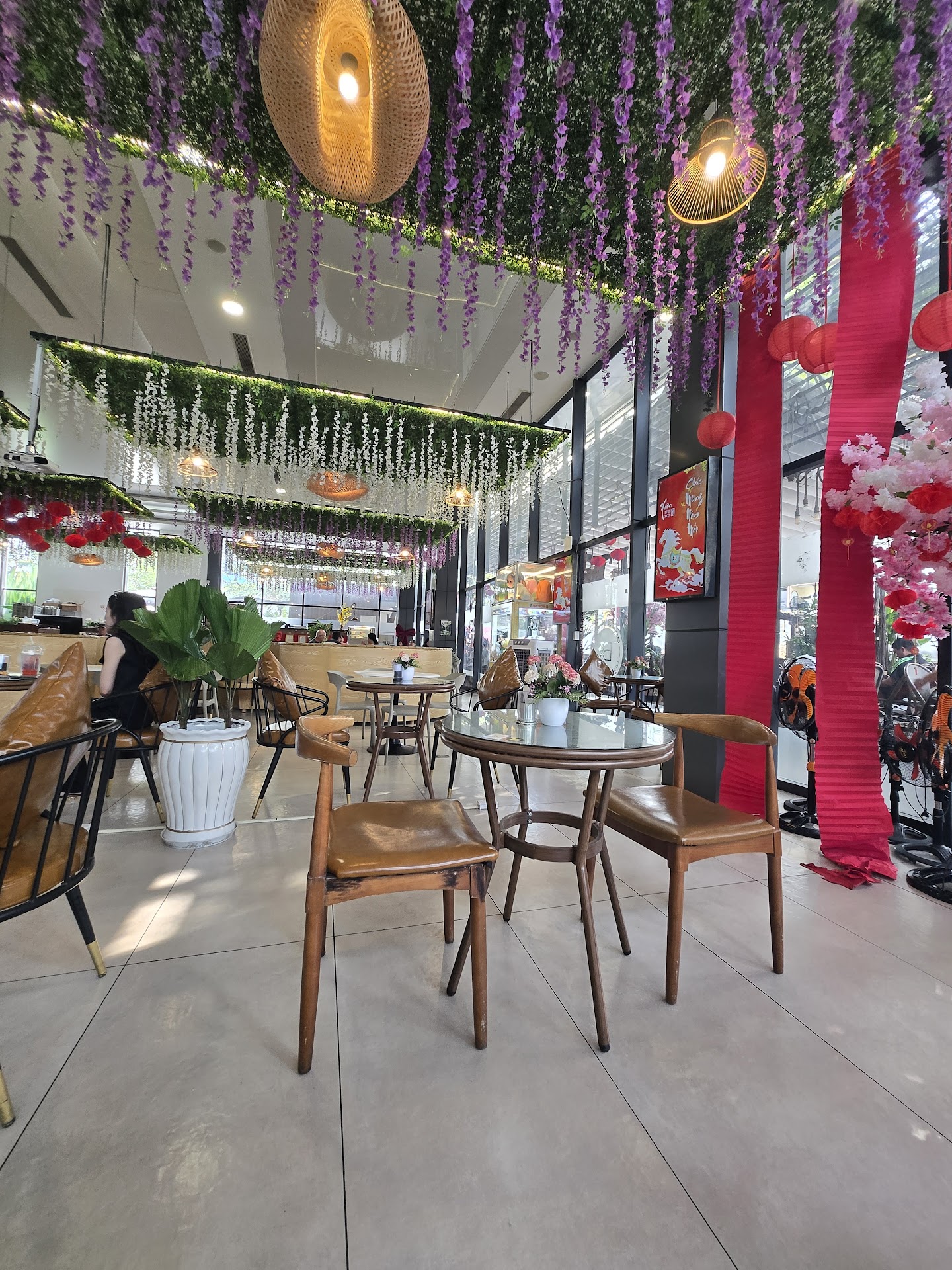 Cafe Bistro Kingdom - 334 Tô Hiến Thành