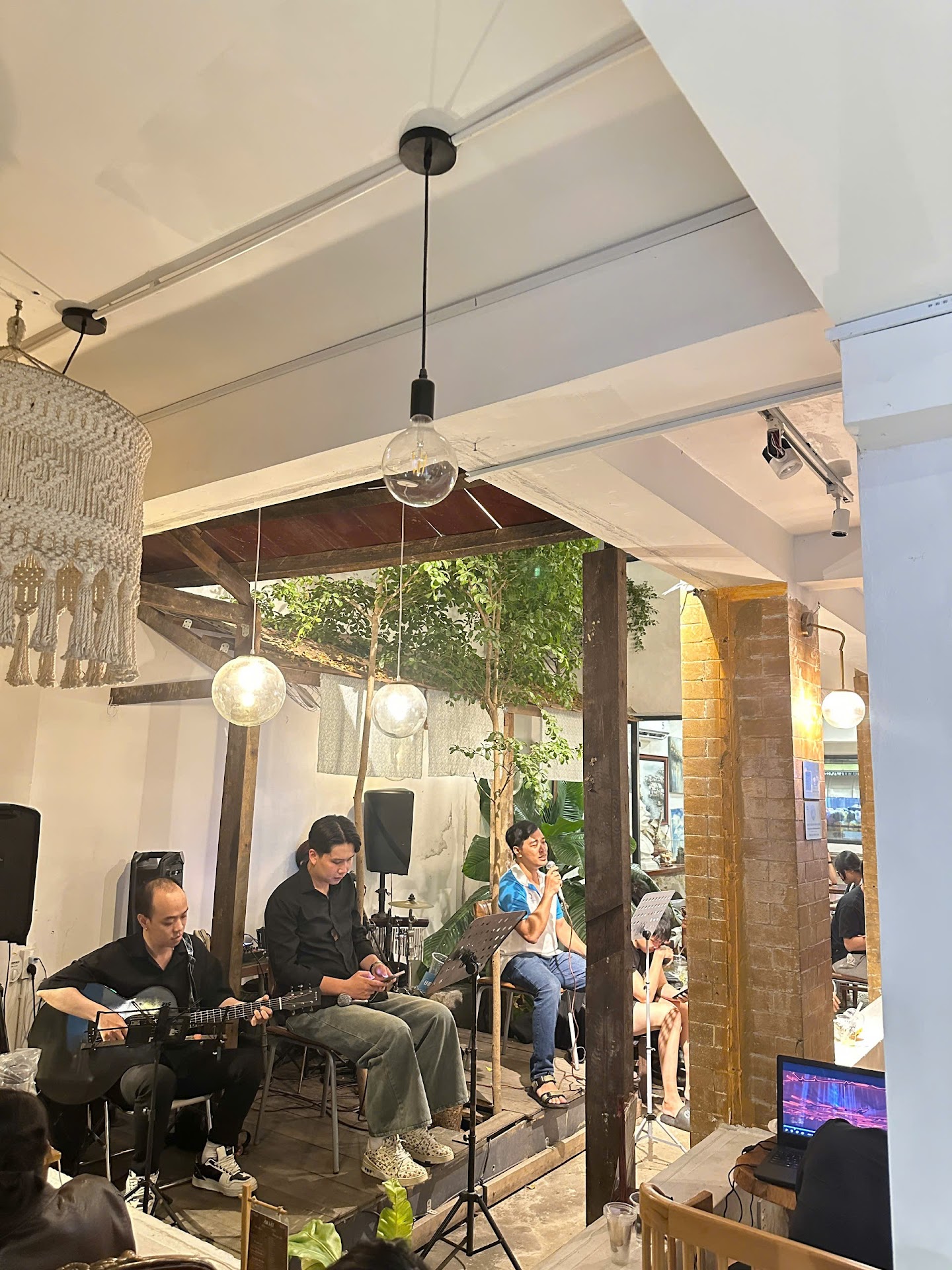 Bamos Coffee Quận 7 - Cà phê 24h